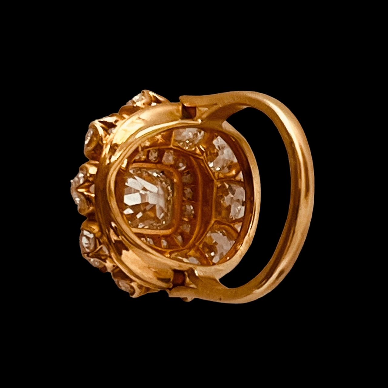 Antiker Diamanten-Cluster-Ring mit zentralem Altschliff-Kissen mit Gewicht von 1,35 Karat im Angebot 7