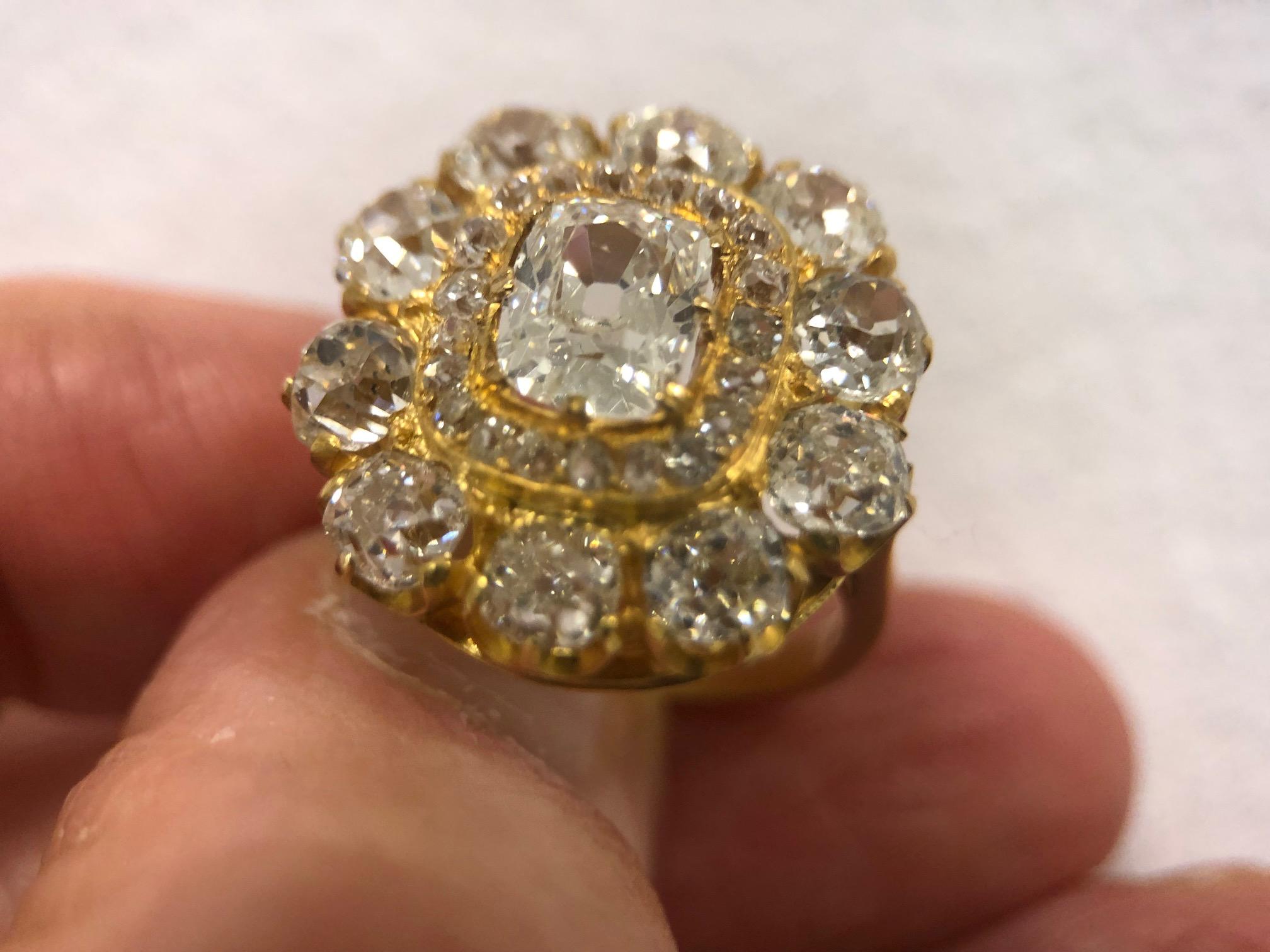 Antiker Diamanten-Cluster-Ring mit zentralem Altschliff-Kissen mit Gewicht von 1,35 Karat im Angebot 13