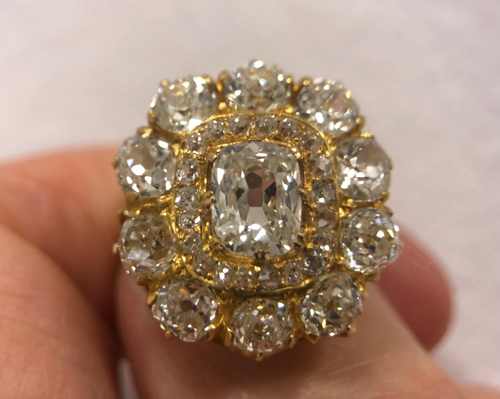 Antiker Diamanten-Cluster-Ring mit zentralem Altschliff-Kissen mit Gewicht von 1,35 Karat im Angebot 14