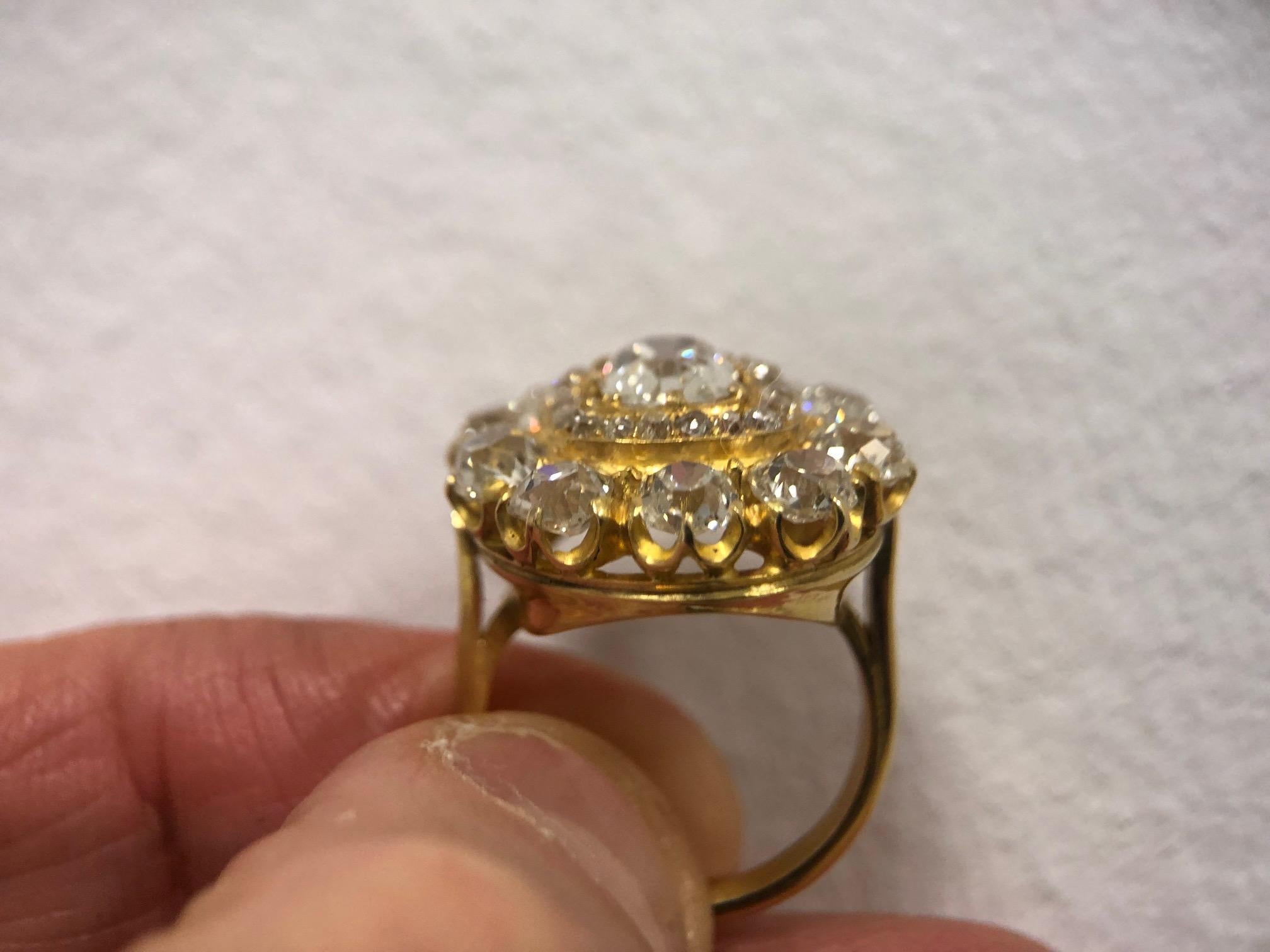 Antiker Diamanten-Cluster-Ring mit zentralem Altschliff-Kissen mit Gewicht von 1,35 Karat im Angebot 15