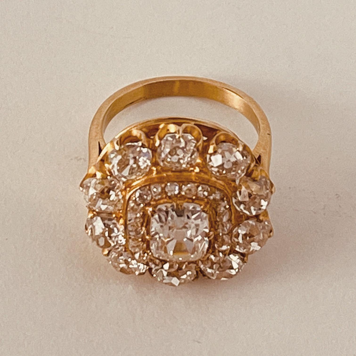 Antiker Diamanten-Cluster-Ring mit zentralem Altschliff-Kissen mit Gewicht von 1,35 Karat Damen im Angebot