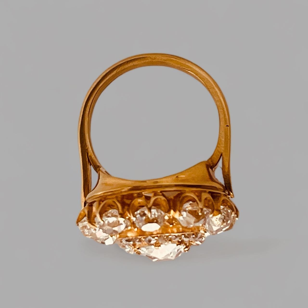Antiker Diamanten-Cluster-Ring mit zentralem Altschliff-Kissen mit Gewicht von 1,35 Karat im Angebot 3