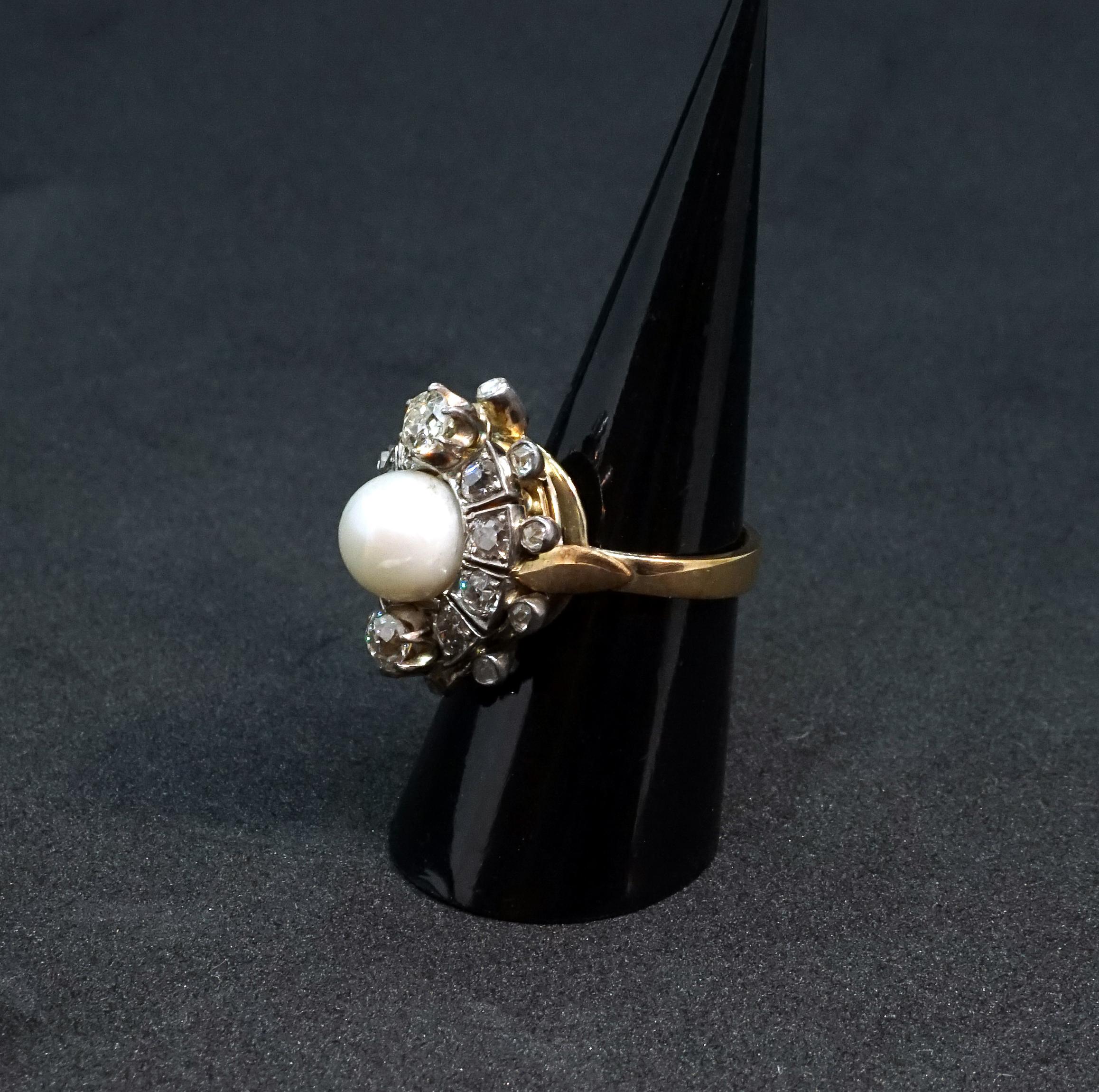 Antiker blumenförmiger Ring mit Diamanten und Perlen aus Gold, Österreich, um 1900 im Zustand „Gut“ im Angebot in Vienna, AT