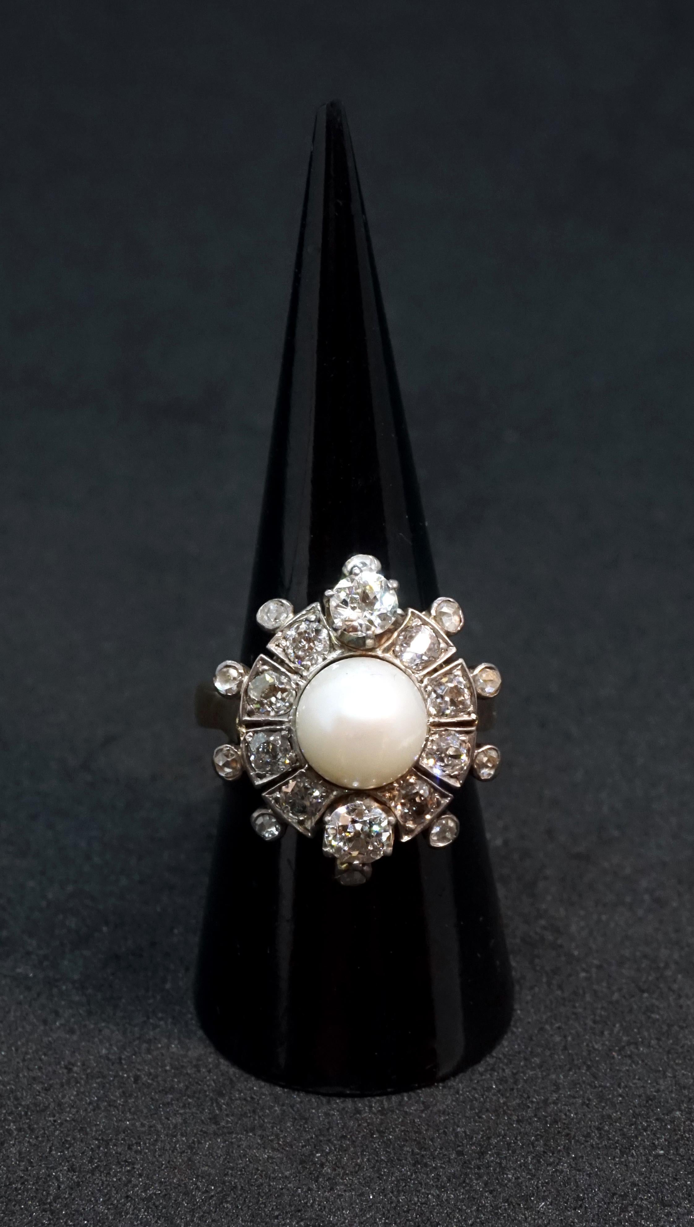 Antiker blumenförmiger Ring mit Diamanten und Perlen aus Gold, Österreich, um 1900 Damen im Angebot