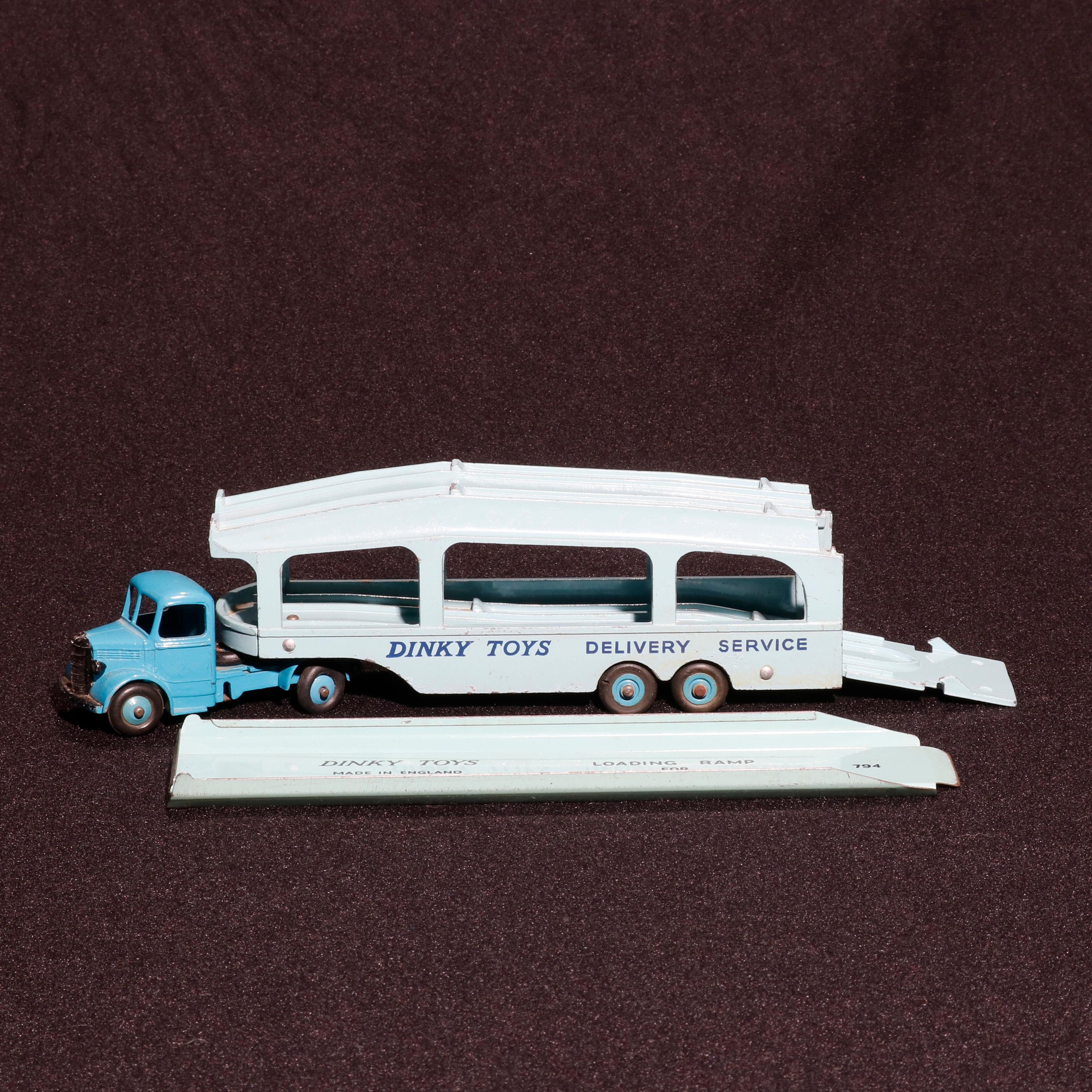 Antique Die Cast Dinky Toy delivery truck with blue cab, auto carrier trailer (hauler) and loading ramp, labeled as photographed, circa 1930

Measures- 2.88
