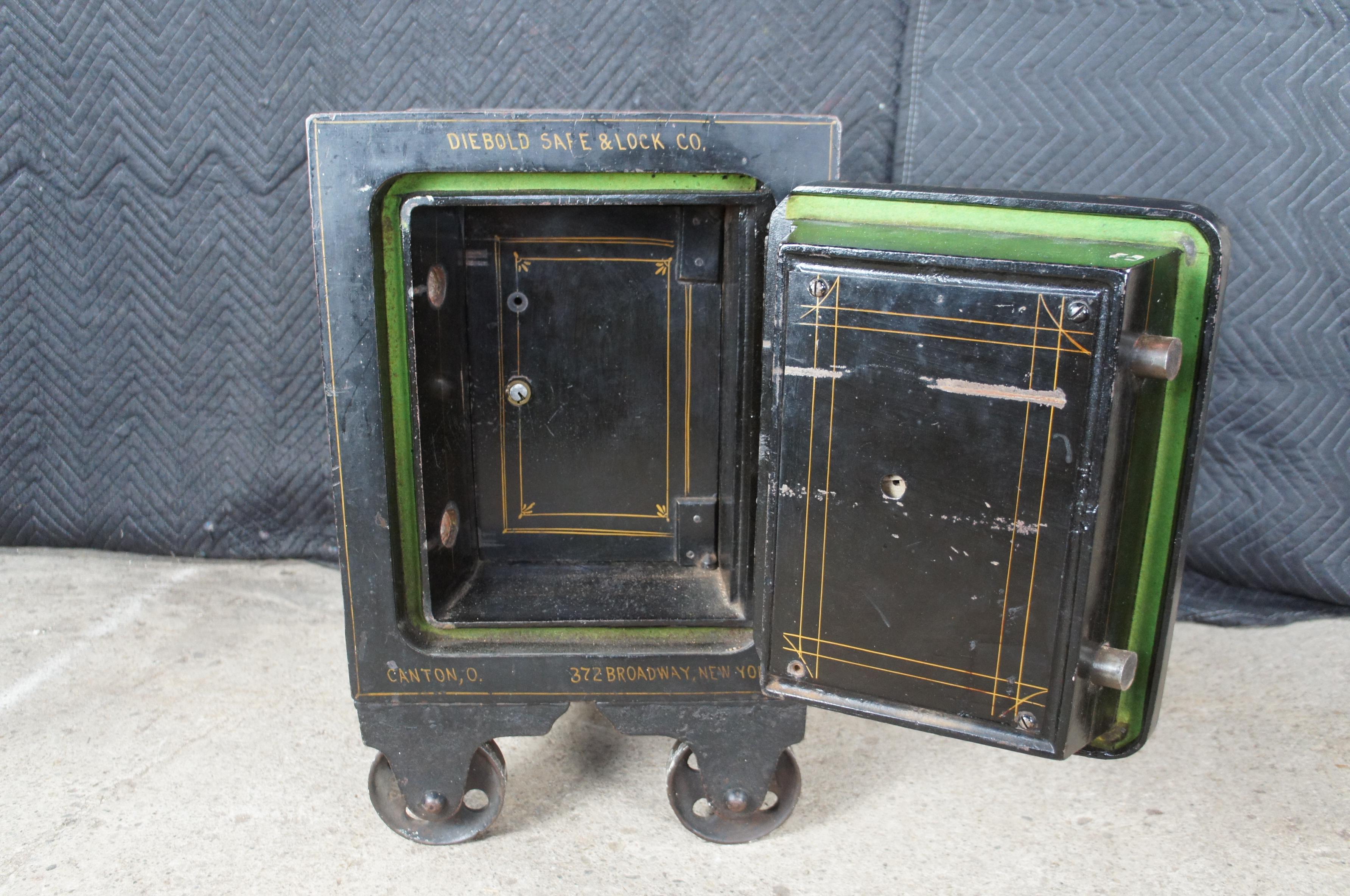 Antico Diebold Safe & Lock Company Piccola cassaforte da pavimento in ghisa funzionante Ohio 24