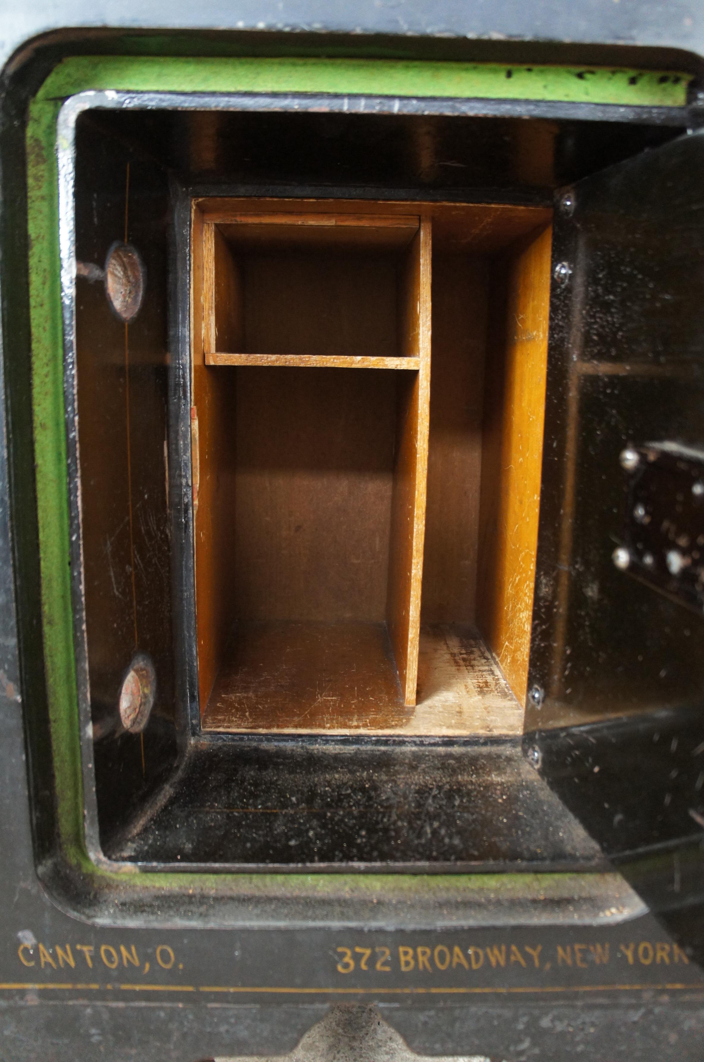 Antico Diebold Safe & Lock Company Piccola cassaforte da pavimento in ghisa funzionante Ohio 24