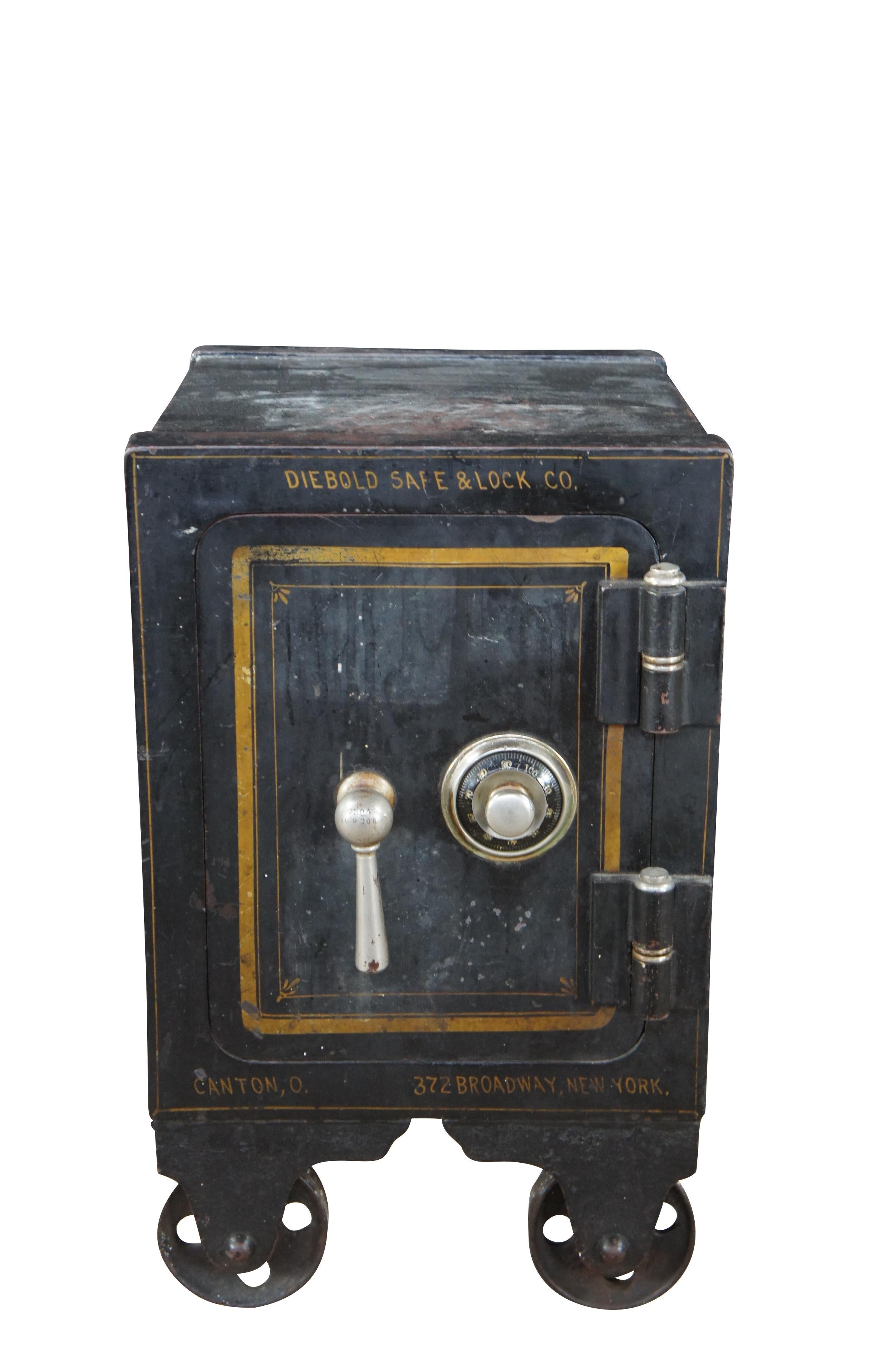 Cassaforte da pavimento in ghisa della Diebold Safe & Lock Company della fine del XIX secolo.  Presenta una pesante struttura in ghisa nera con finiture dorate.  La cassaforte è dotata di una serratura combinata funzionante e si apre su un interno