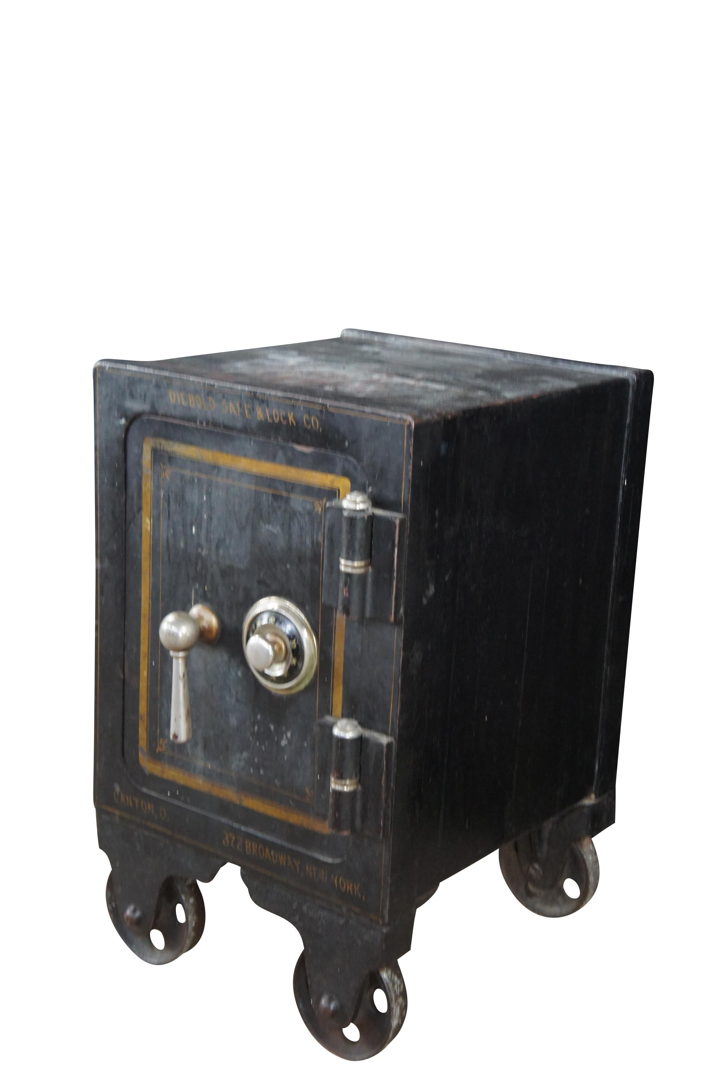 Classico americano Antico Diebold Safe & Lock Company Piccola cassaforte da pavimento in ghisa funzionante Ohio 24
