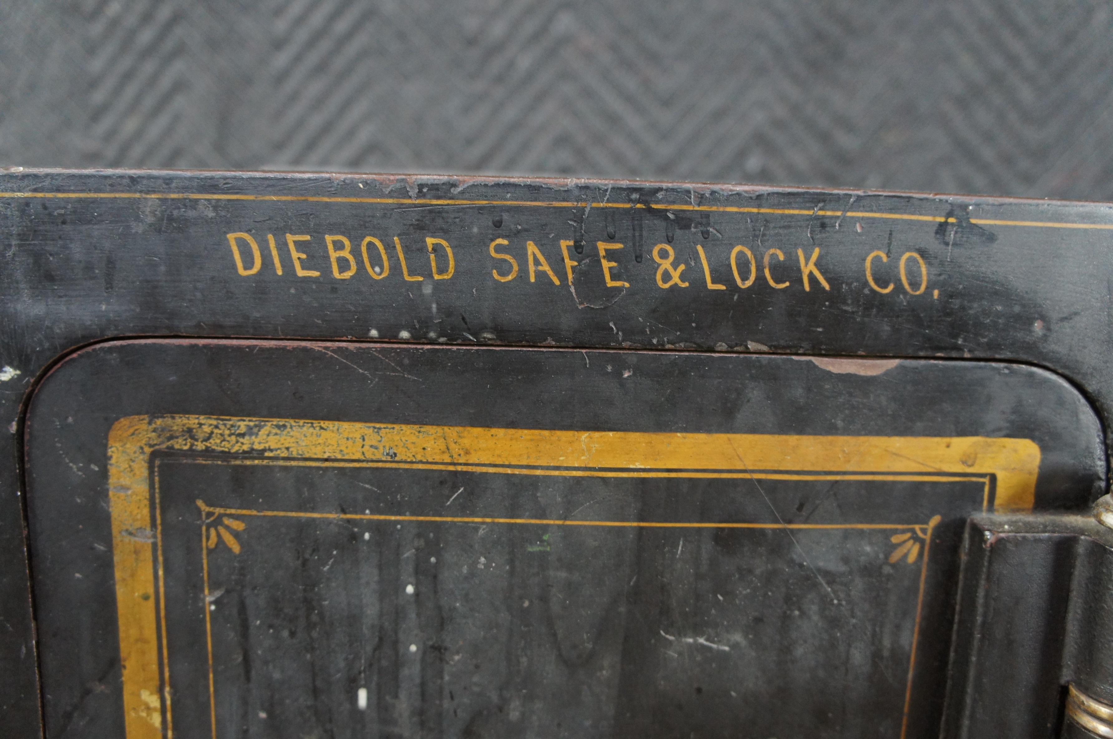 Antico Diebold Safe & Lock Company Piccola cassaforte da pavimento in ghisa funzionante Ohio 24