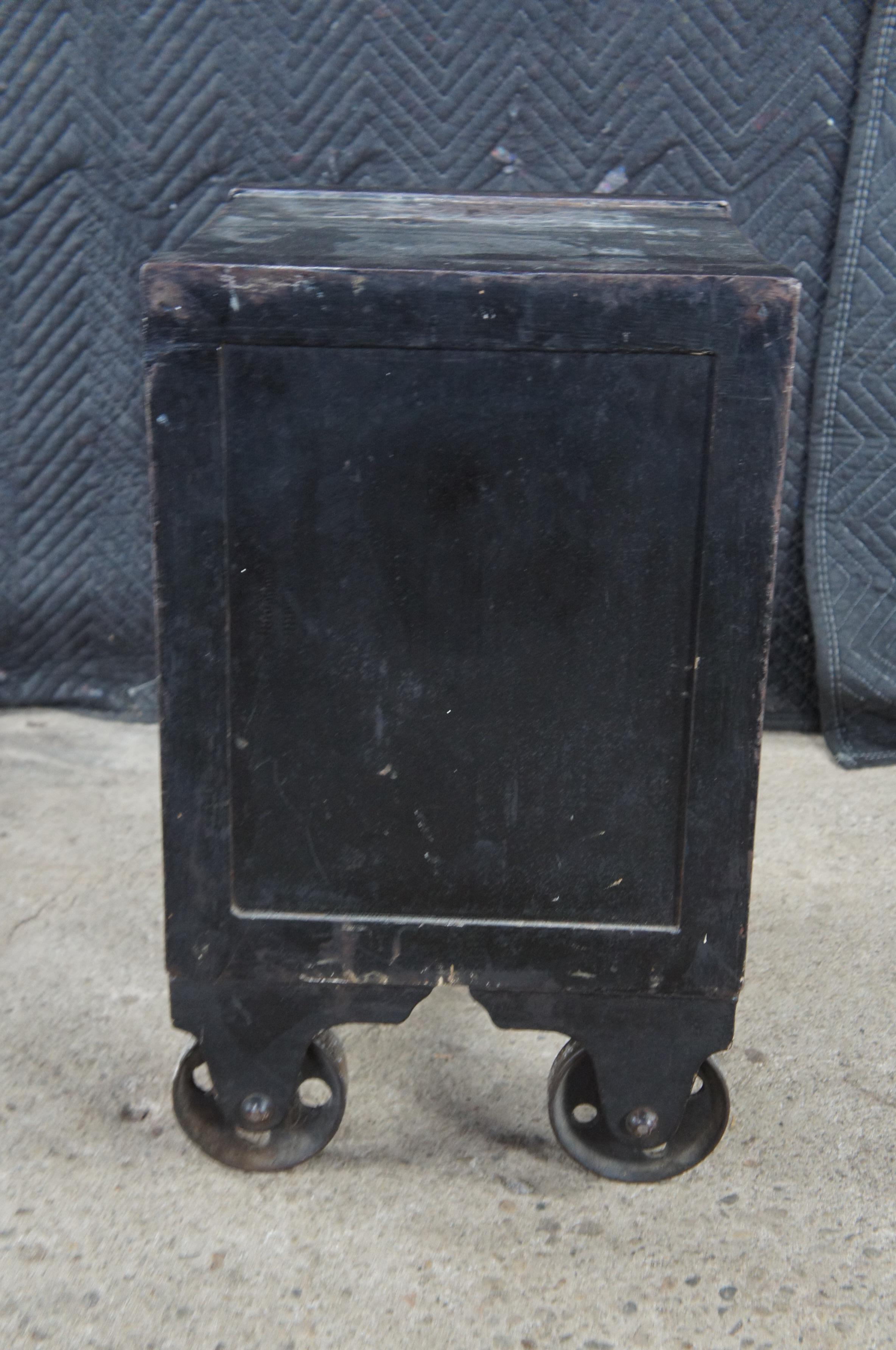 Antico Diebold Safe & Lock Company Piccola cassaforte da pavimento in ghisa funzionante Ohio 24