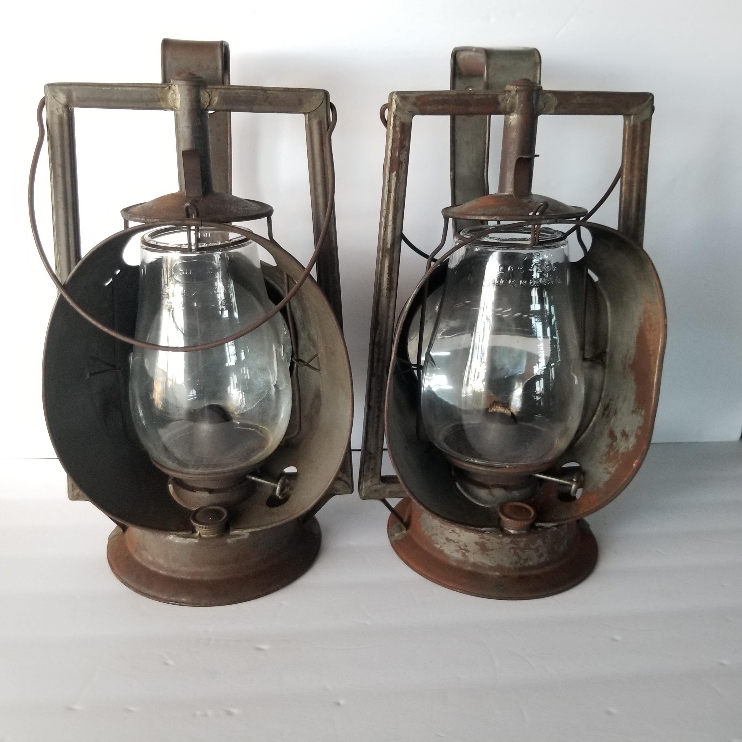 Train lantern lamps.
Pair of Antique Dietz acme large inspector lamps railroad train lanterns New York early 1900s
Designed to throw off a lot of light. Wonderful railroad collectible ideal as modern decorative lamp.
Both lamps include 7-inch