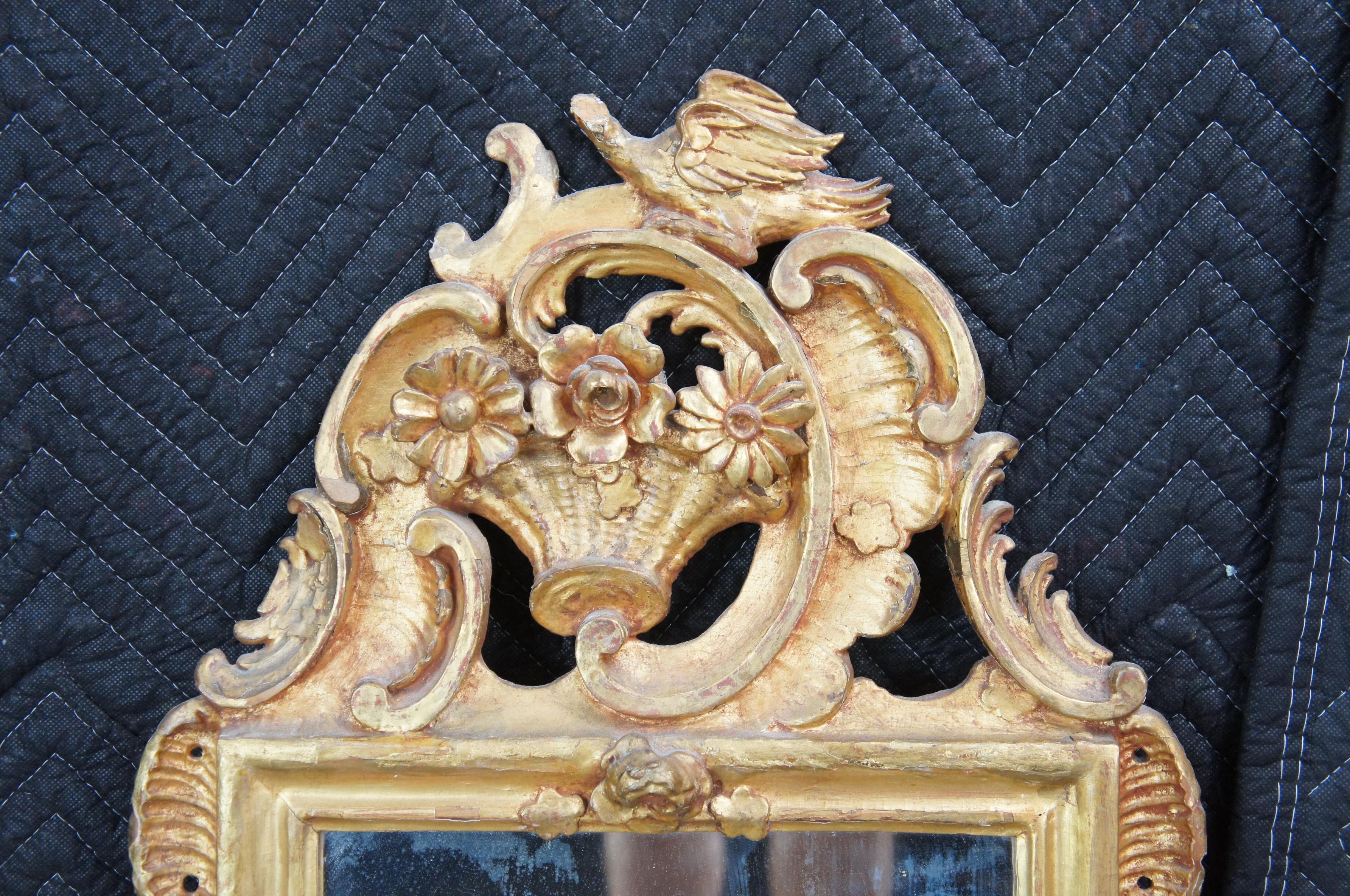 Antike Diminutive Barock geschnitzt Eiche vergoldet Wand hängenden Spiegel Vögel & Blumen (18. Jahrhundert) im Angebot