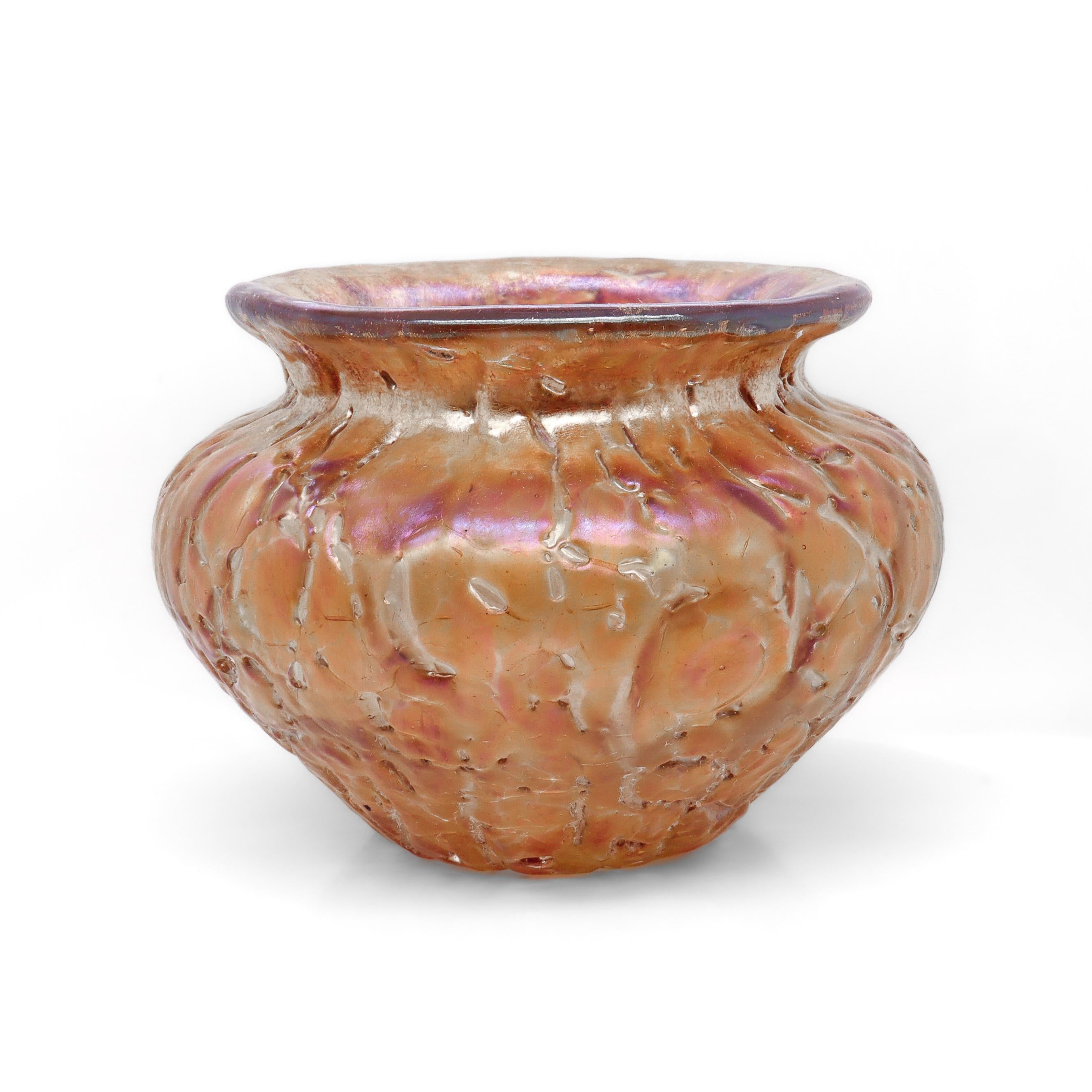 Art nouveau Vase d'armoire en verre antique Loetz Glass à motif d'asglas orange Art Nouveau en vente