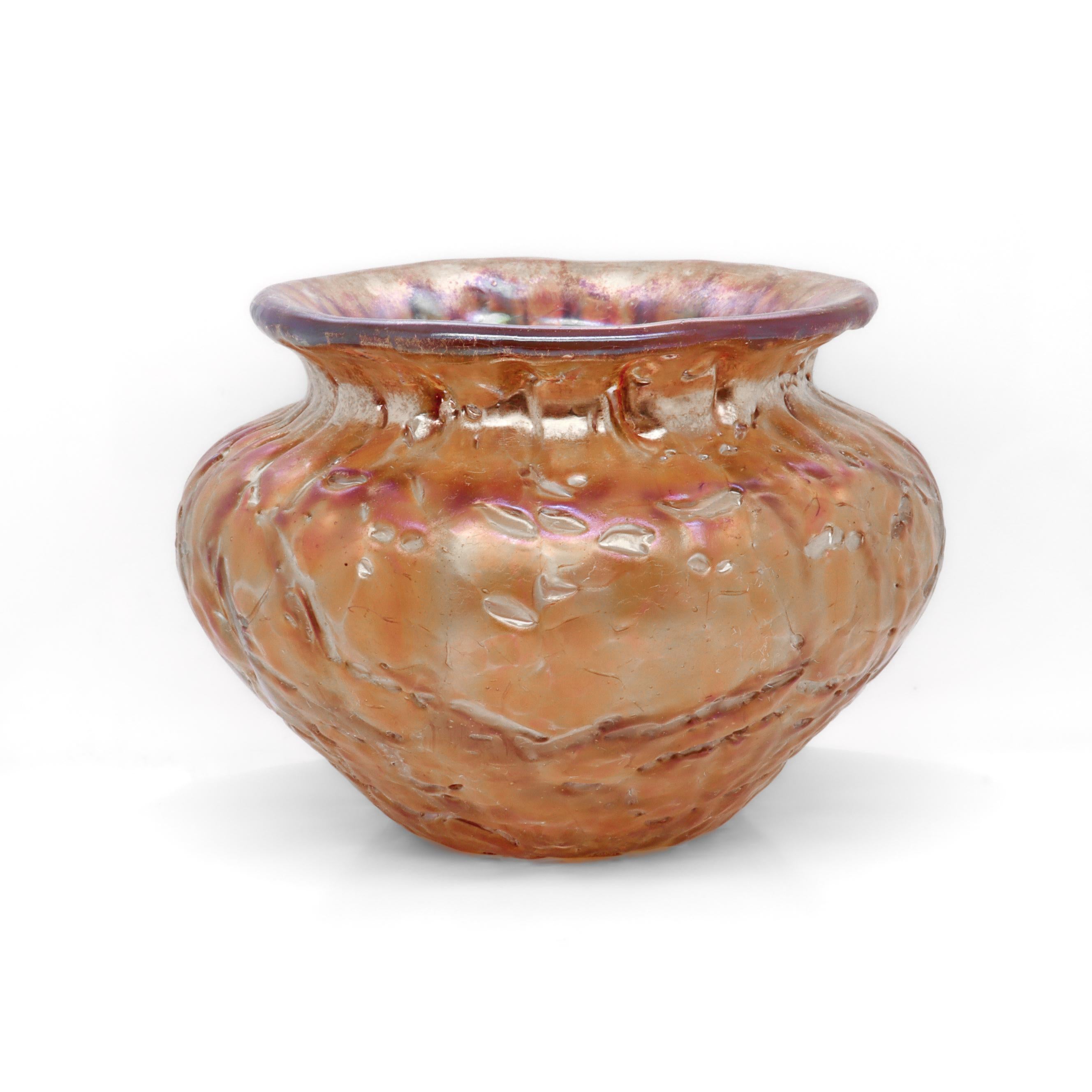 Tchèque Vase d'armoire en verre antique Loetz Glass à motif d'asglas orange Art Nouveau en vente