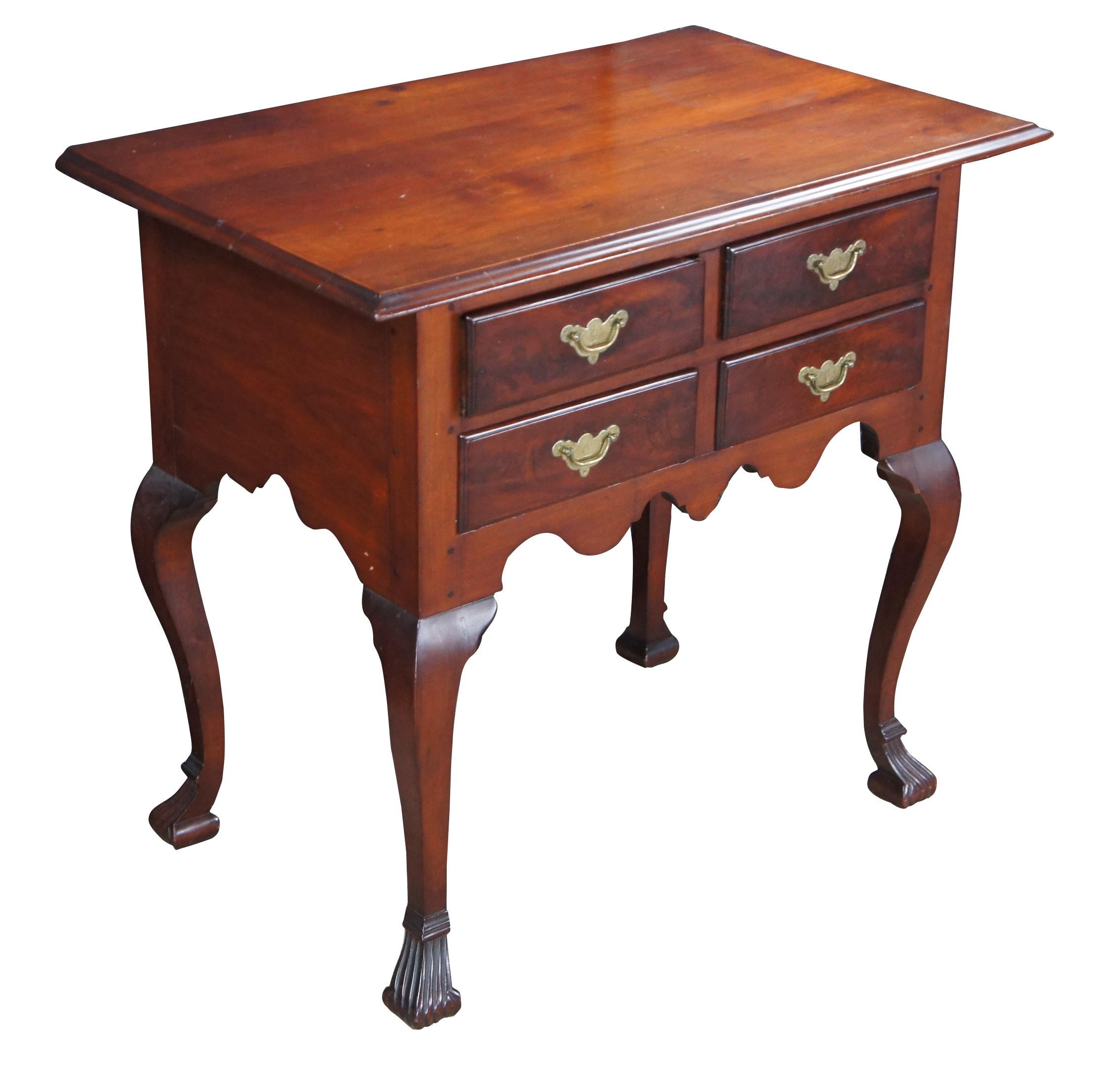 Amerikanischer Queen Anne Lowboy des späten 18. bis frühen 19. Jahrhunderts.  Ein kompaktes Gehäuse mit großzügigen Proportionen, das durch einen überhängenden Deckel mit geformtem Rand betont wird.  Das Gehäuse ist mit vier malerischen,
