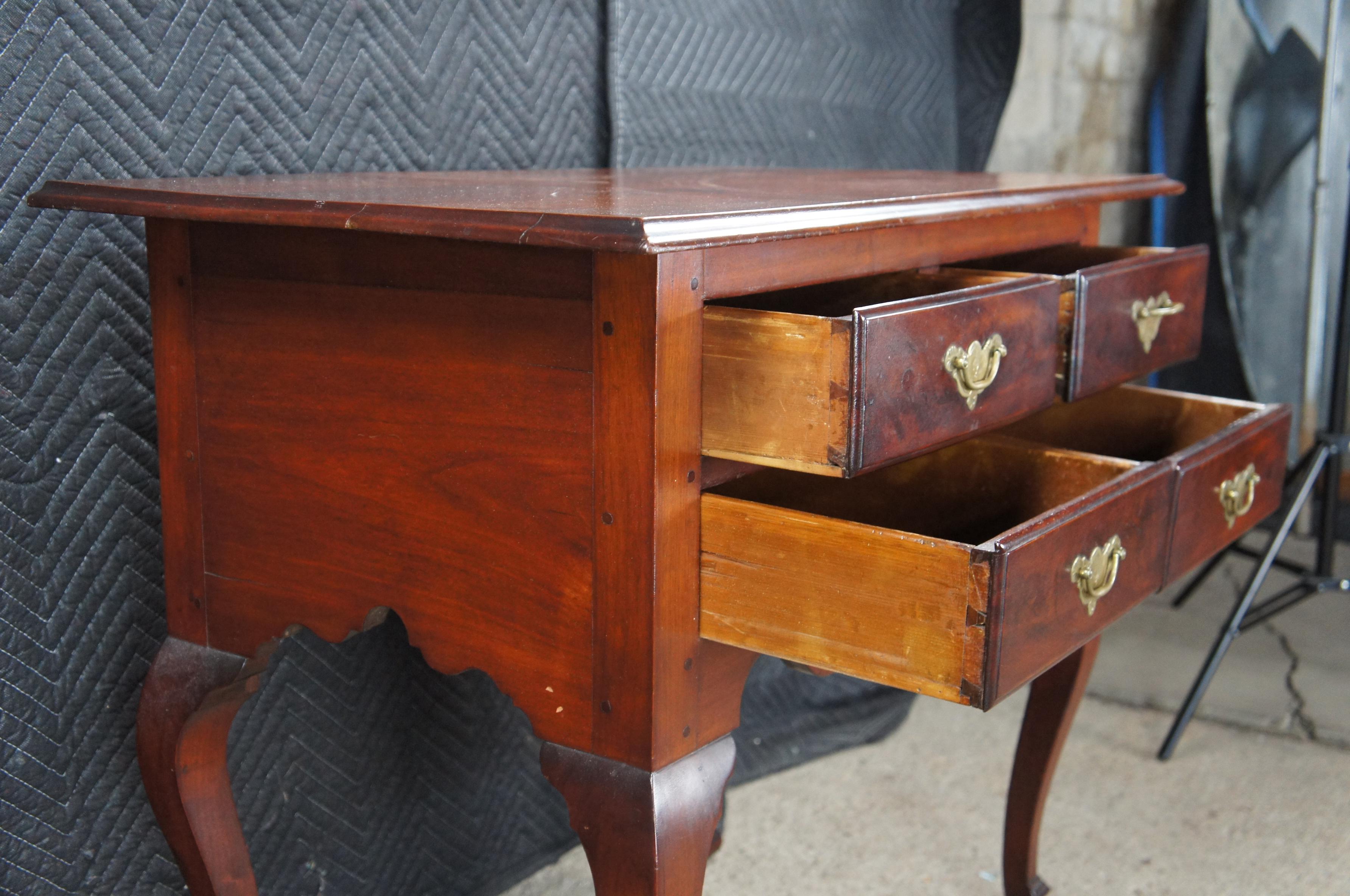 Antike Diminutive Queen Anne American Cherry Lowboy Kommode Konsole im Angebot 3