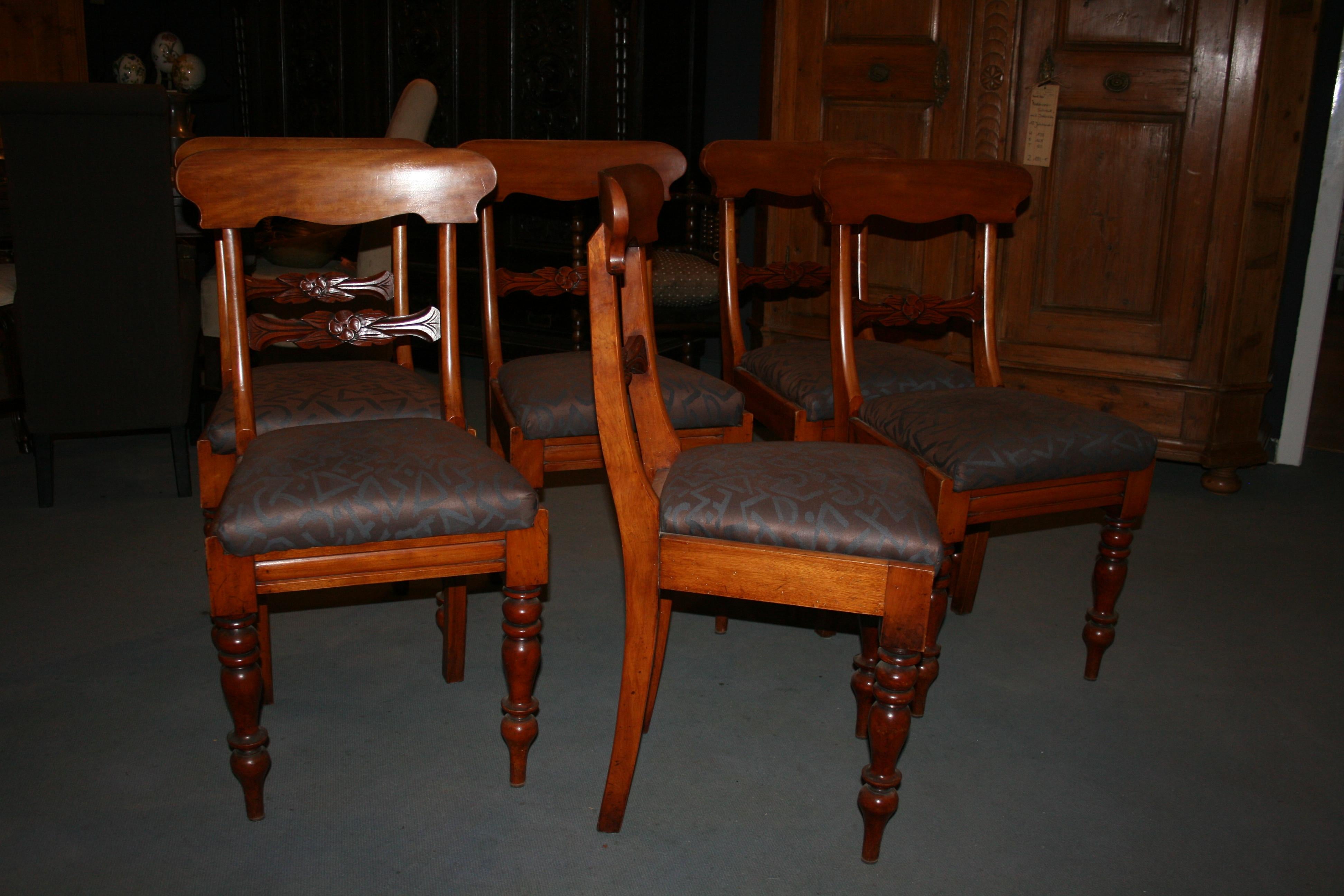 Antike Stuhlgruppe bestehend aus 6 Stühlen. Alle Stühle mit neu gepolsterter Sitzfläche und neuem Bezug.