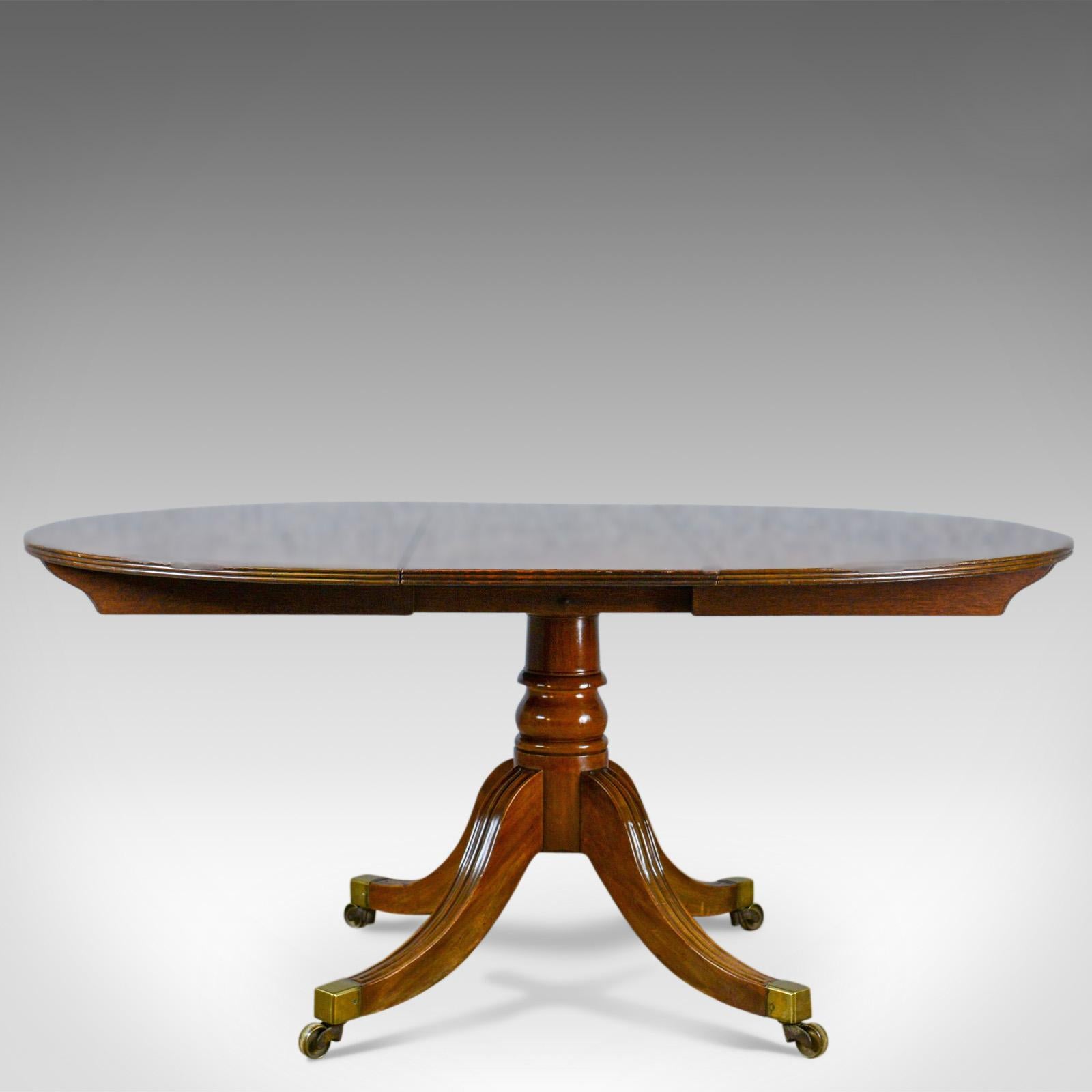 This is an antique dining table, an English, late Regency extending table seating four to six, in mahogany and dating to the early 19th century, circa 1820.

Quality mahogany presenting good color and grain interest
Single extension leaf in good