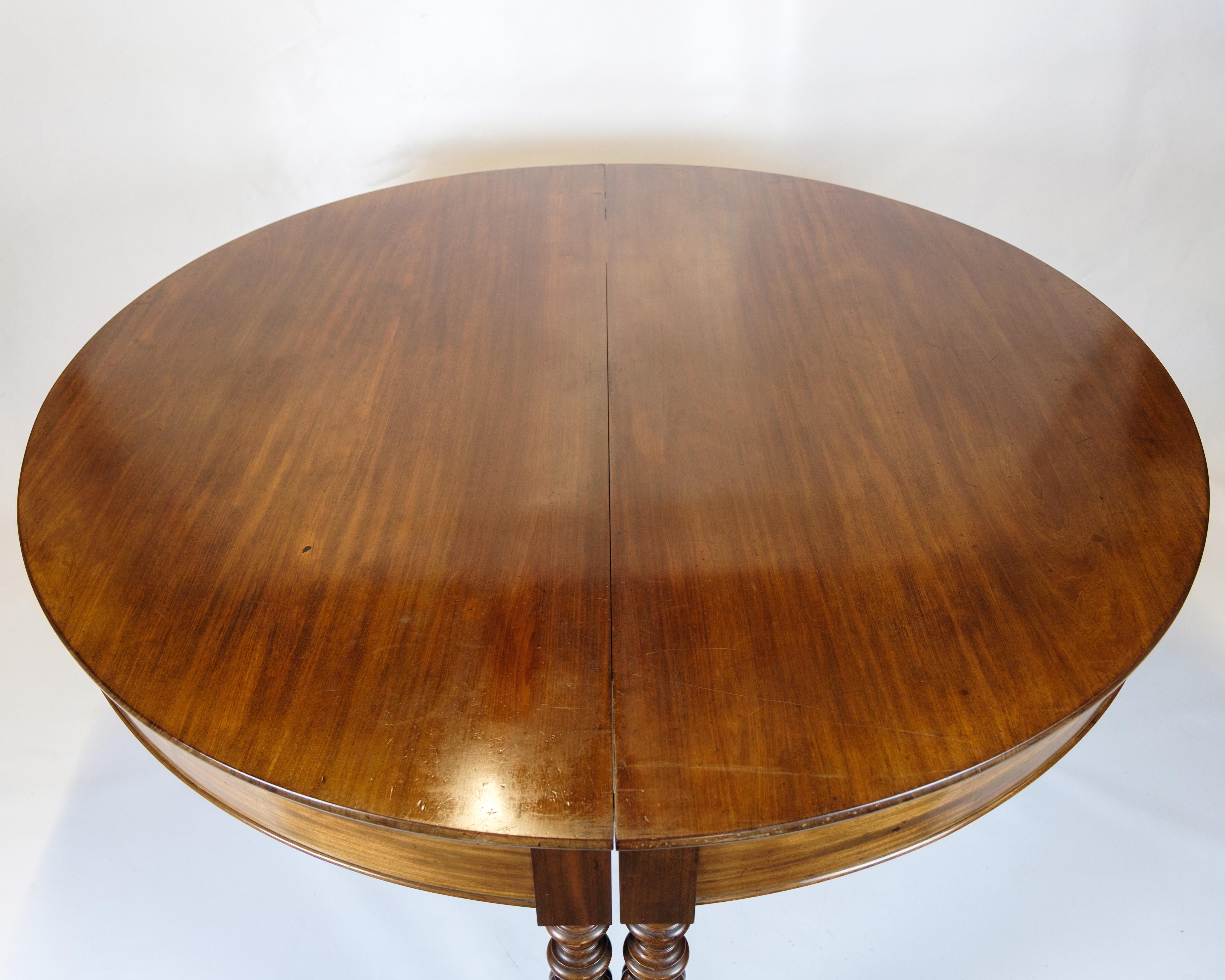 Antigua mesa de comedor redonda de caoba de hacia 1840 con patas acanaladas y cinco hojas extensibles originales. Elegantes muebles clásicos con encanto histórico.

Periodo: Alrededor de 1840
Material: Caoba
Dimensiones: Alto: 75 cm, Diámetro: 144