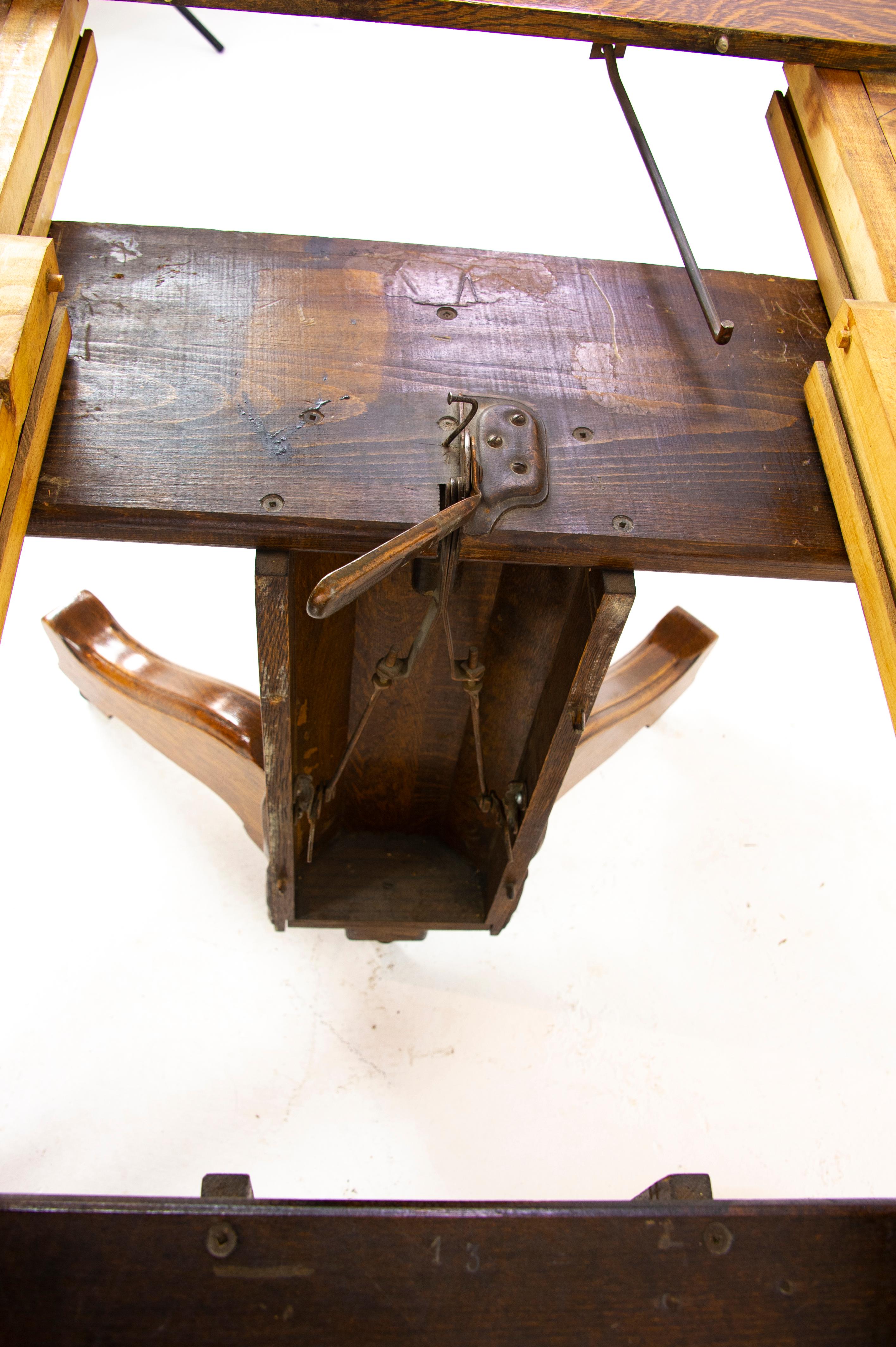 Antique Dining Table, Pedestal Table, Vintage Oak Table, America, 1910 In Good Condition In Vancouver, BC