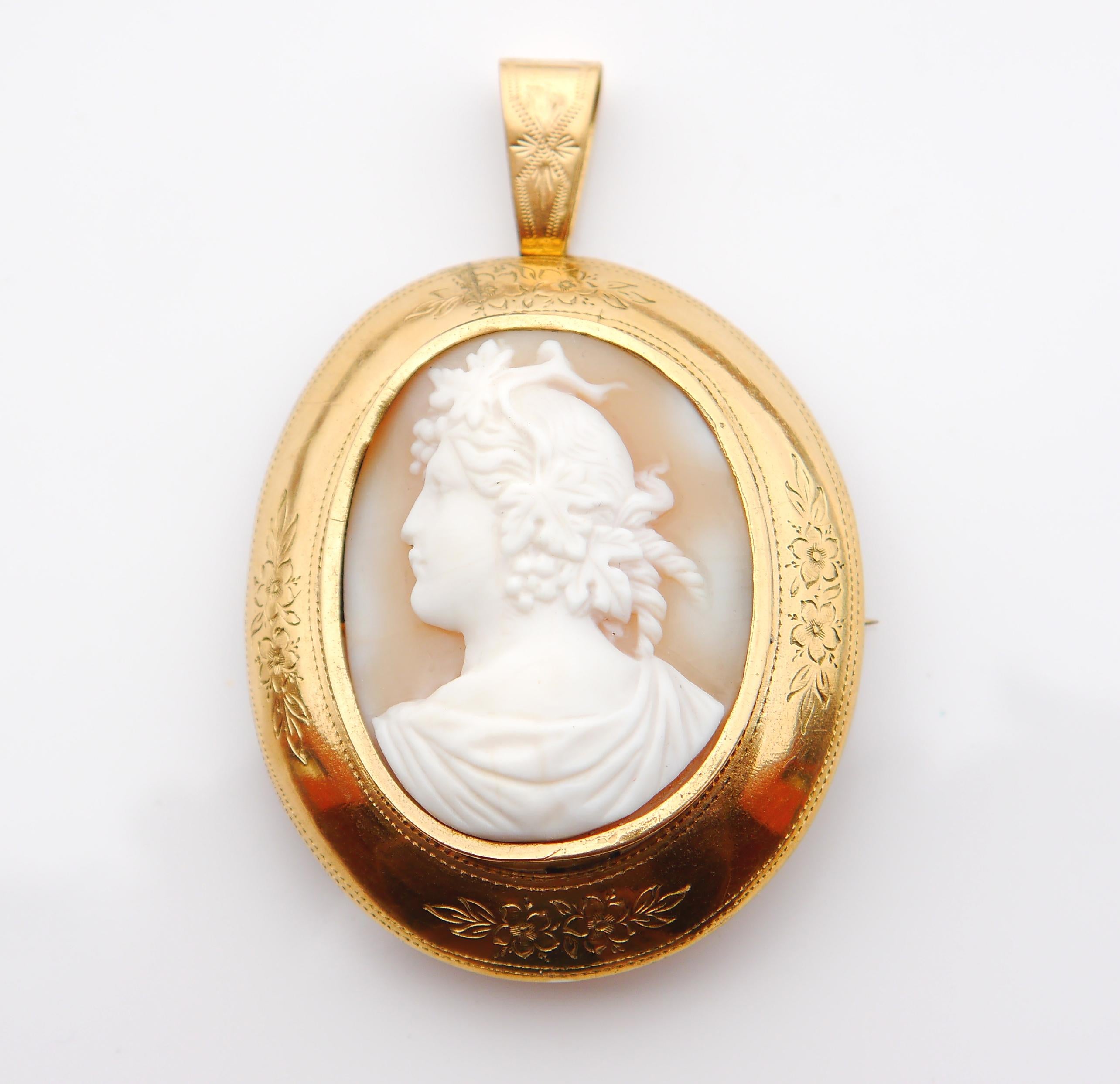 Pendente tedesco con perle naturali e diamanti realizzato all'incirca all'inizio del 1900.

Il metallo è stato testato per essere solido oro giallo 14 carati.

Il ciondolo misura 33 mm dalla parte superiore dell'anello della catena fino