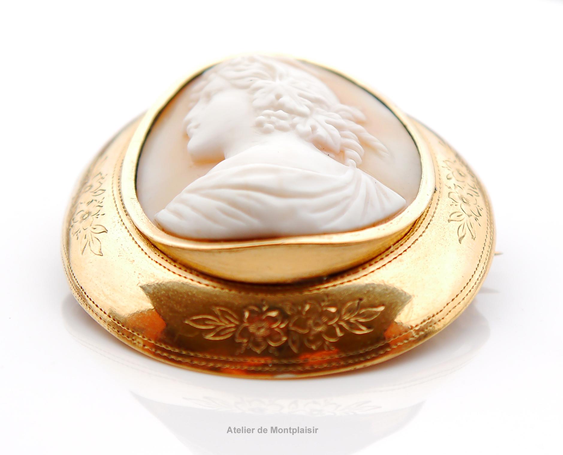 Women's Antique Dionysus Carved Shell Cameo pendant brooch solid Gilt Silver/11.4gr For Sale