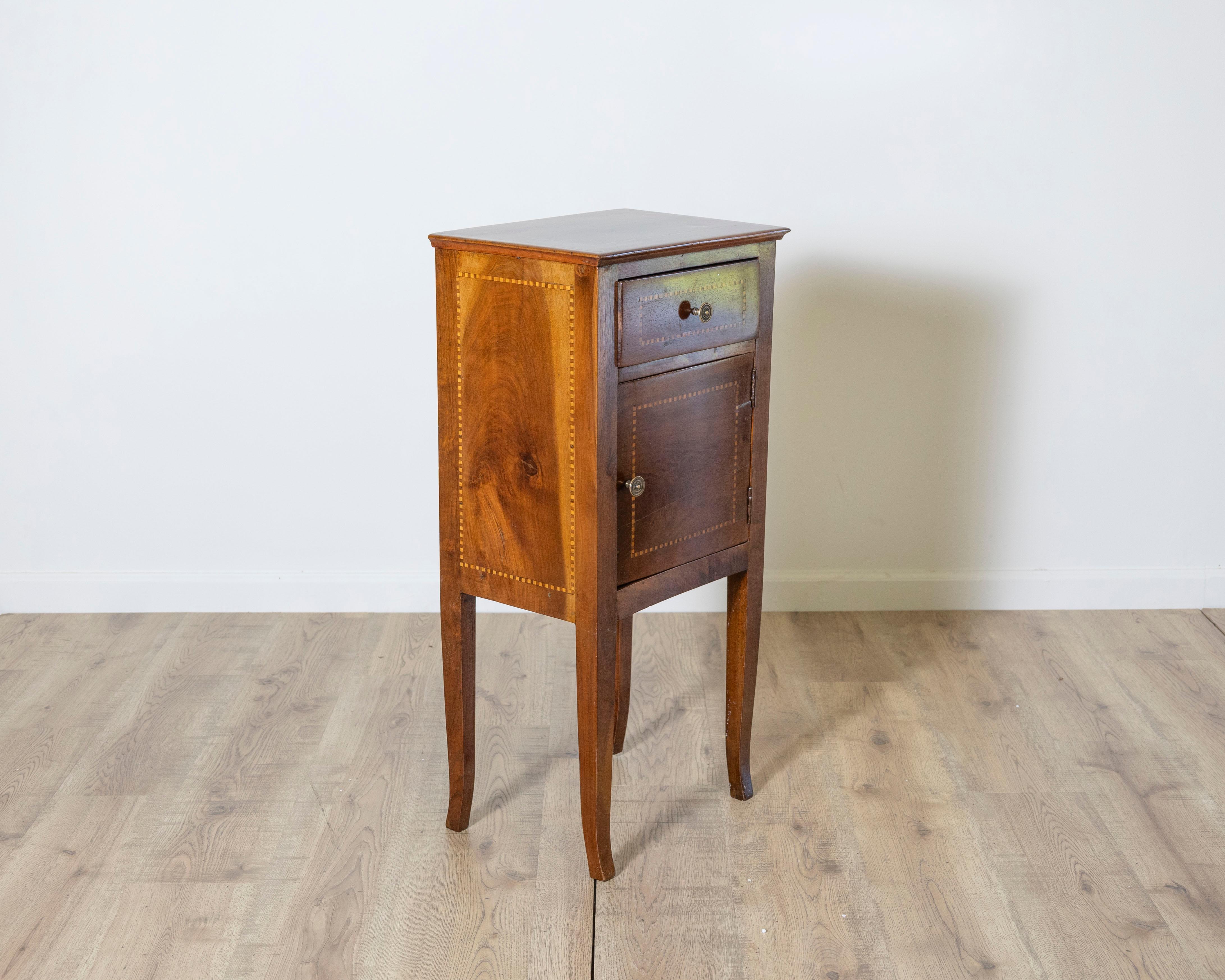 Antike Directoire Nachttisch Tisch in Nussbaum und Intarsien - Italien 19. im Zustand „Gut“ im Angebot in Atlanta, GA