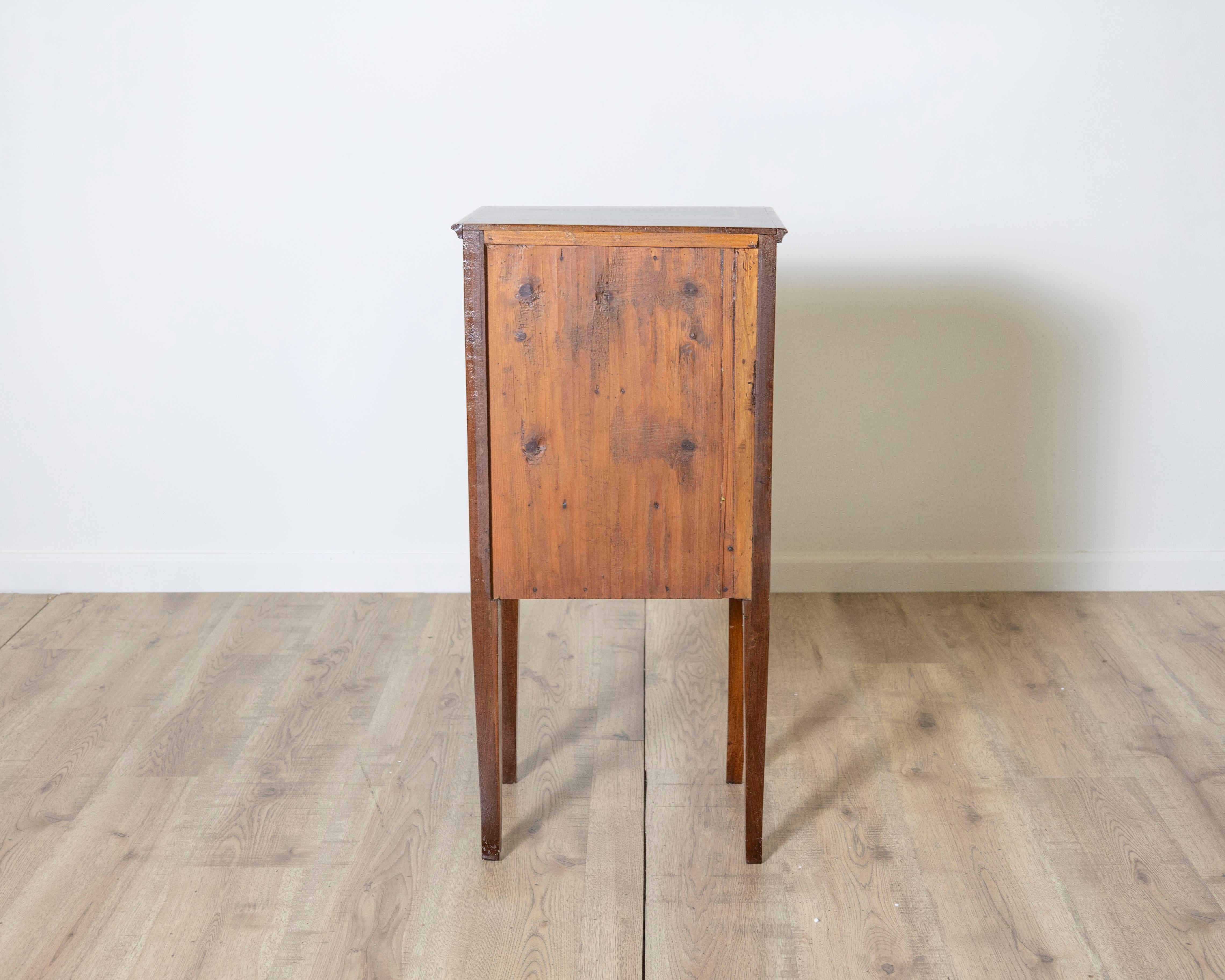 Antike Directoire Nachttisch Tisch in Nussbaum und Intarsien - Italien 19. (Walnuss) im Angebot