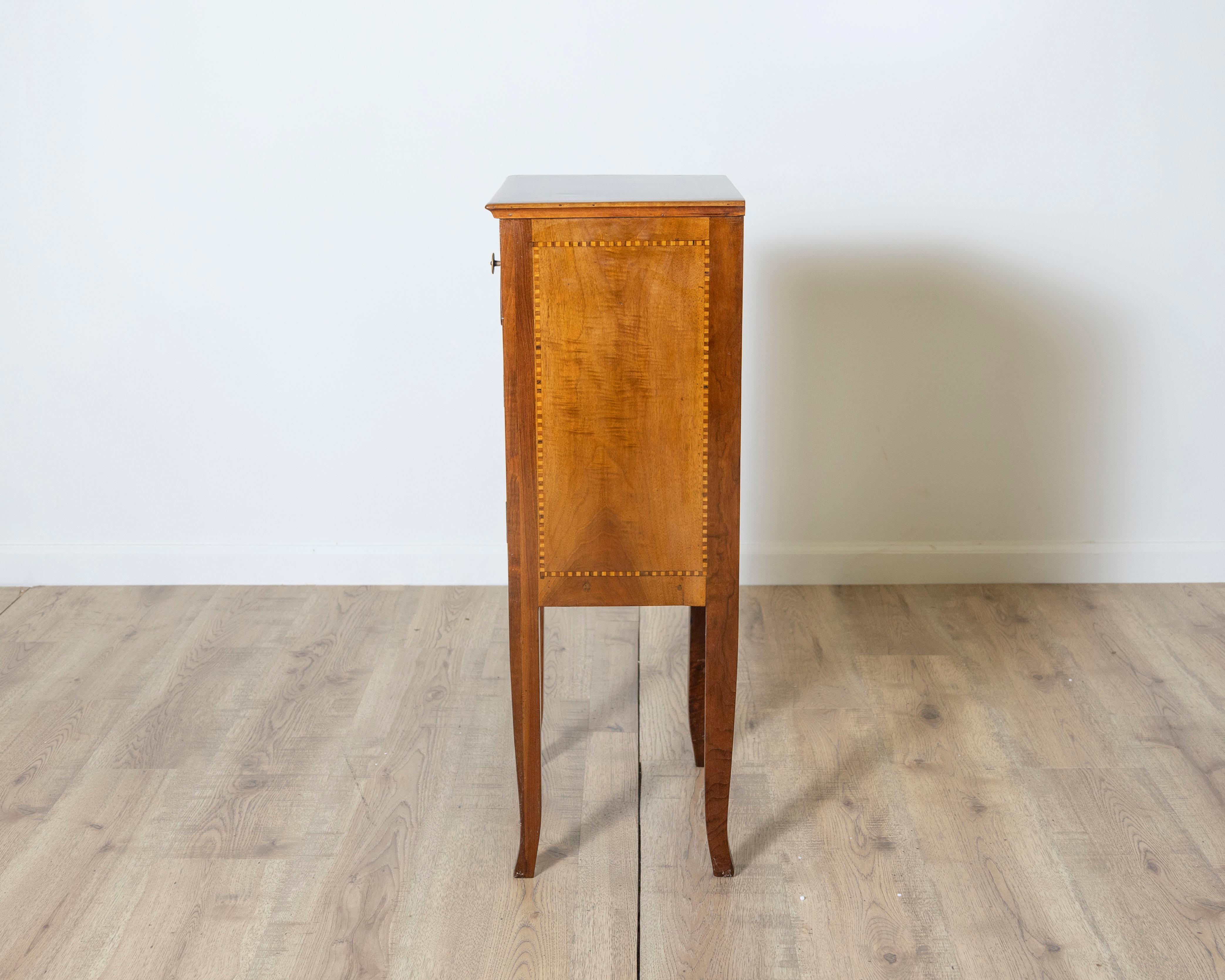 Antike Directoire Nachttisch Tisch in Nussbaum und Intarsien - Italien 19. im Angebot 1
