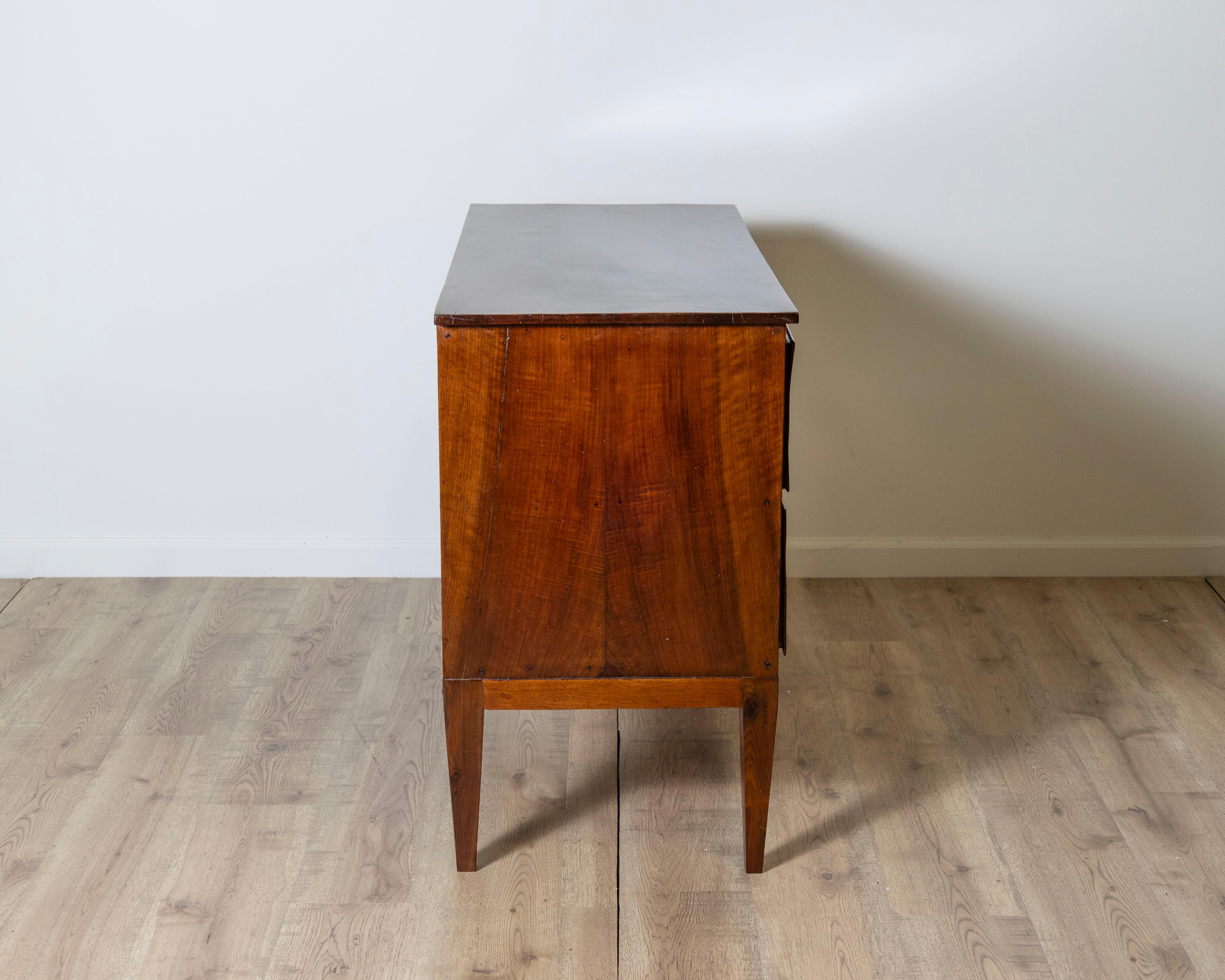 Commode ancienne Directoire en noyer - Italie 18ème en vente 4