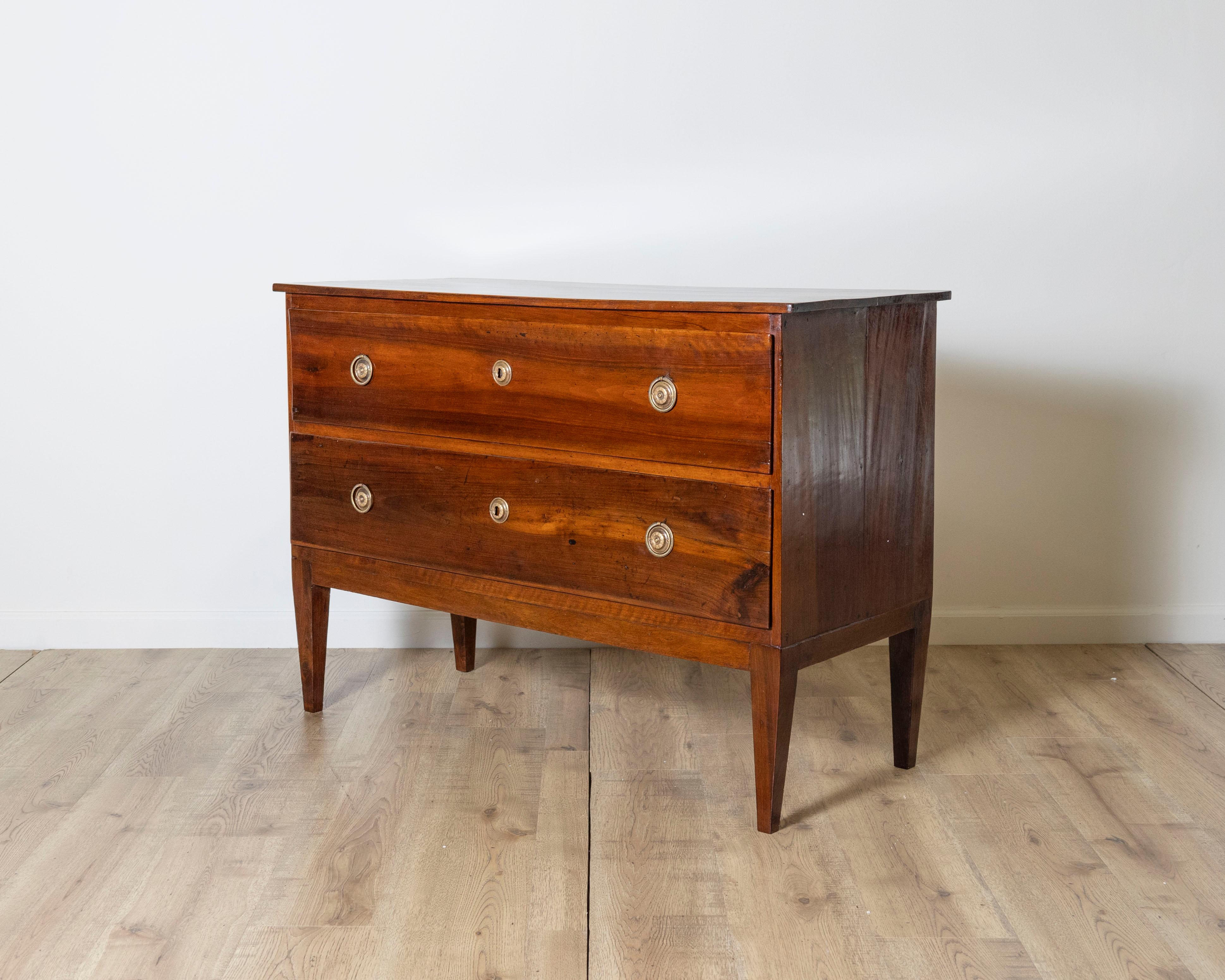 XVIIIe siècle Commode ancienne Directoire en noyer - Italie 18ème en vente