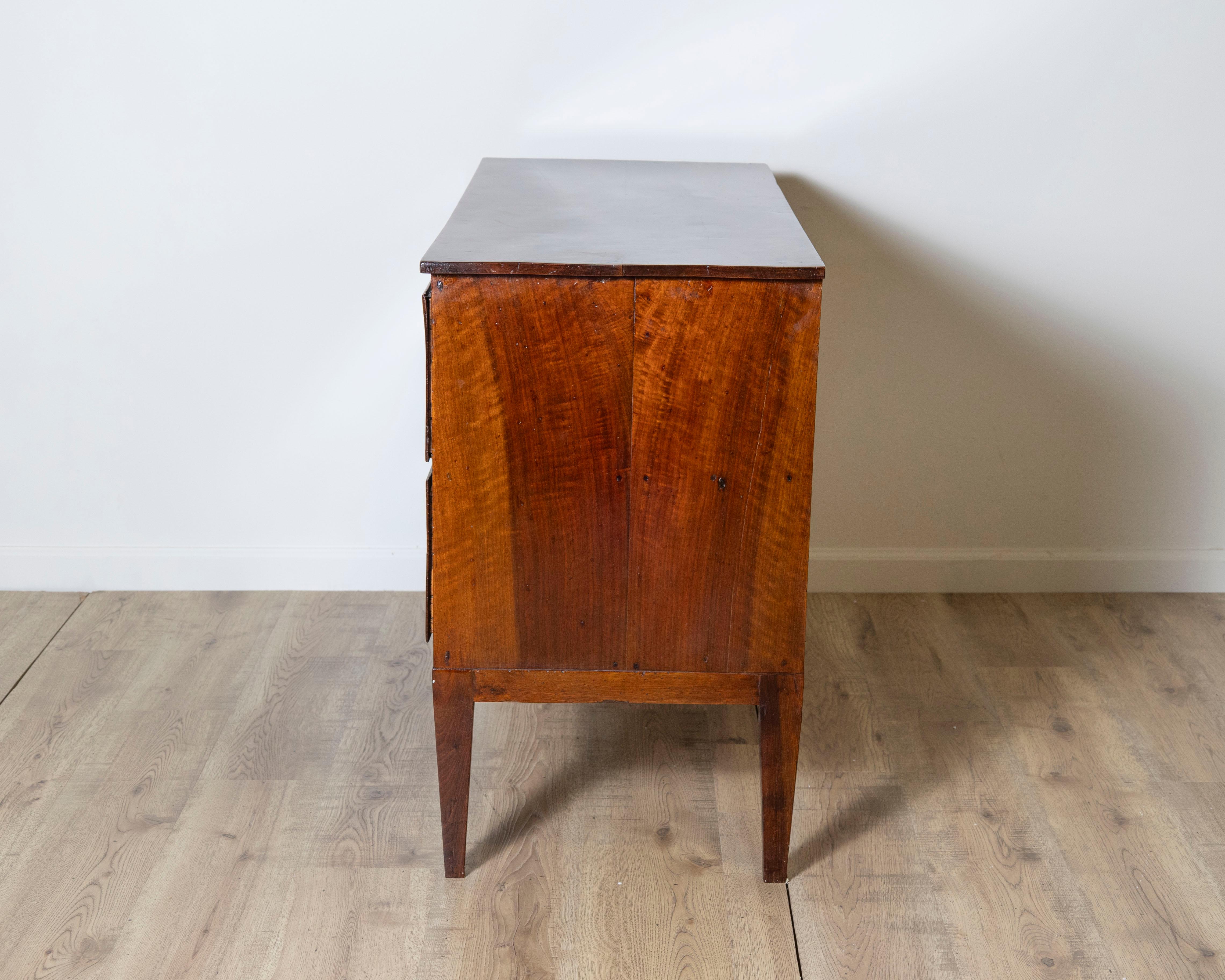 Noyer Commode ancienne Directoire en noyer - Italie 18ème en vente