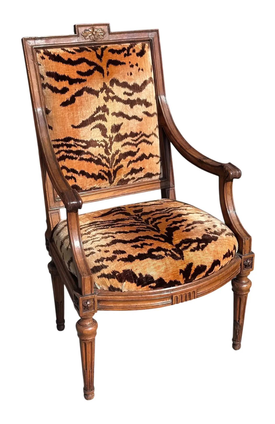 Antiguo Directoire Fauteuil Sillón con Brazos W Scalamandre Tigre Terciopelo de Seda 
Procedencia: Joanne Carson Estate