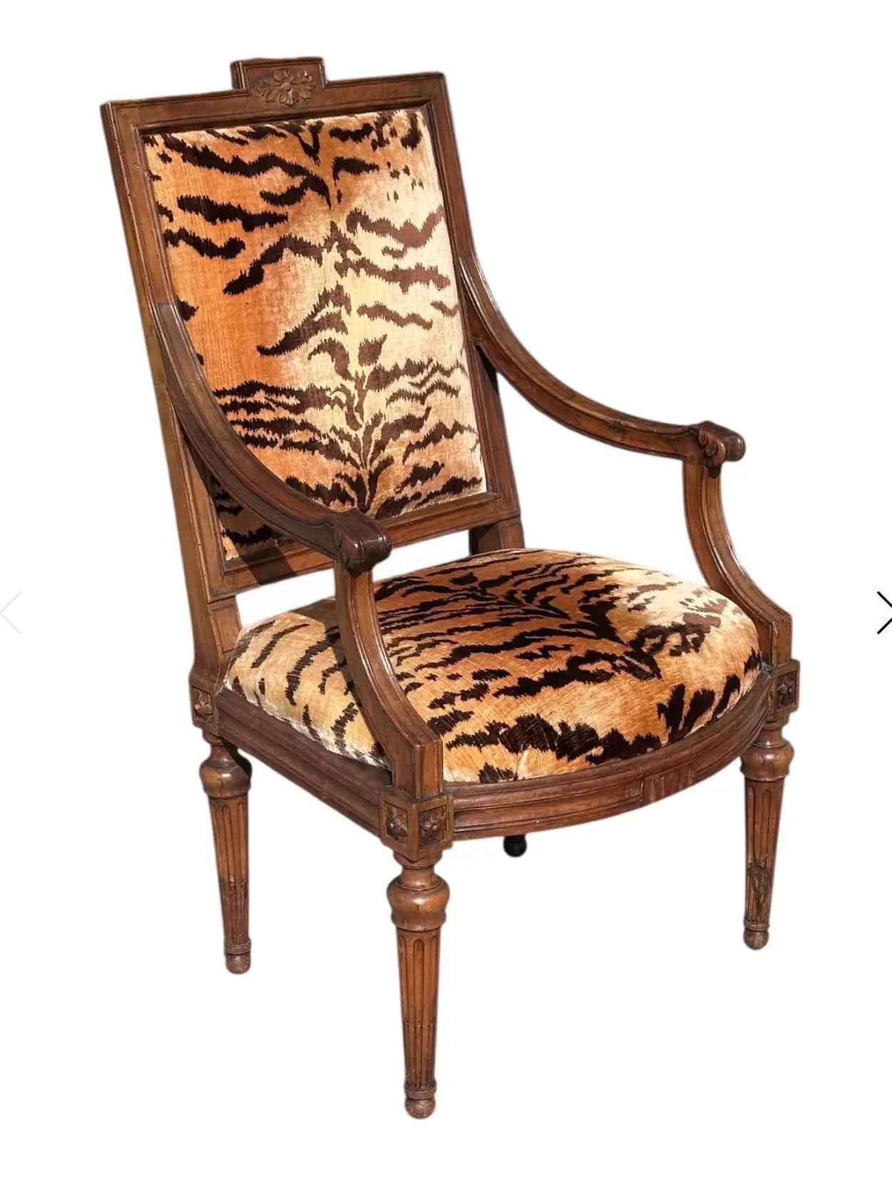 Antiguo Directoire Fauteuil Sillón con Brazos W Scalamandre Tigre Terciopelo de Seda en Bueno estado para la venta en LOS ANGELES, CA