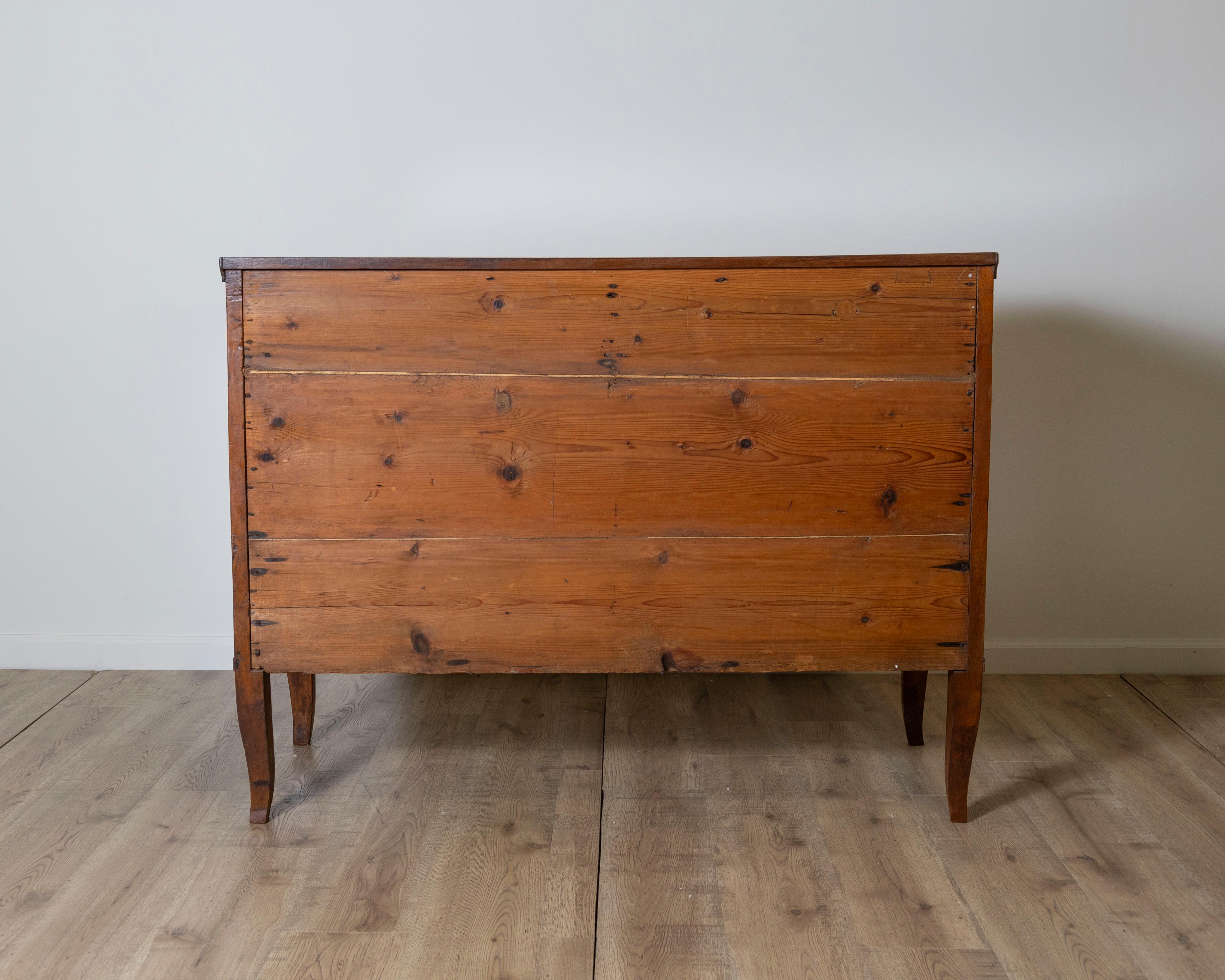 Commode ancienne d'époque Directoire en noyer - Italie 18ème siècle en vente 1