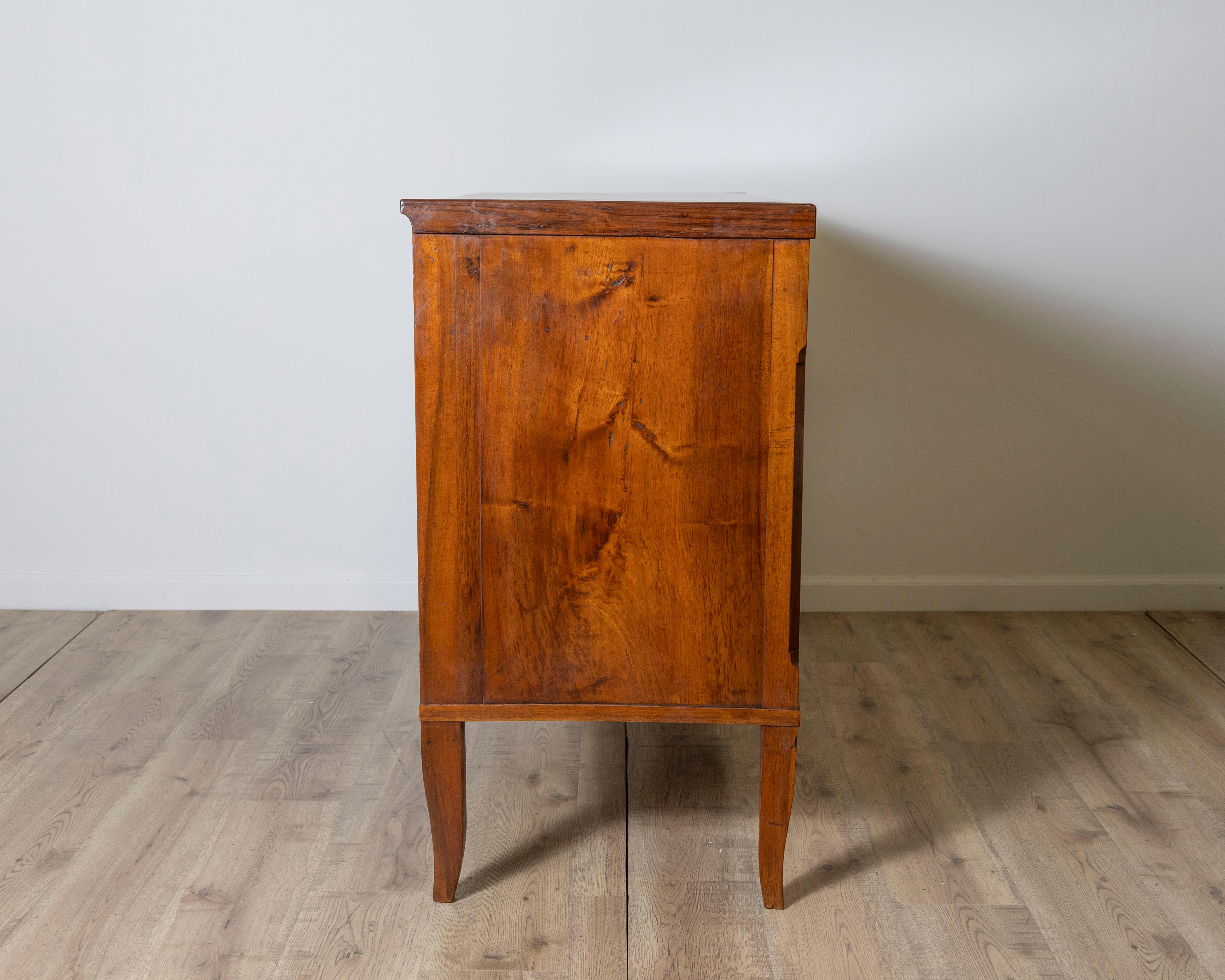 Commode ancienne d'époque Directoire en noyer - Italie 18ème siècle en vente 2