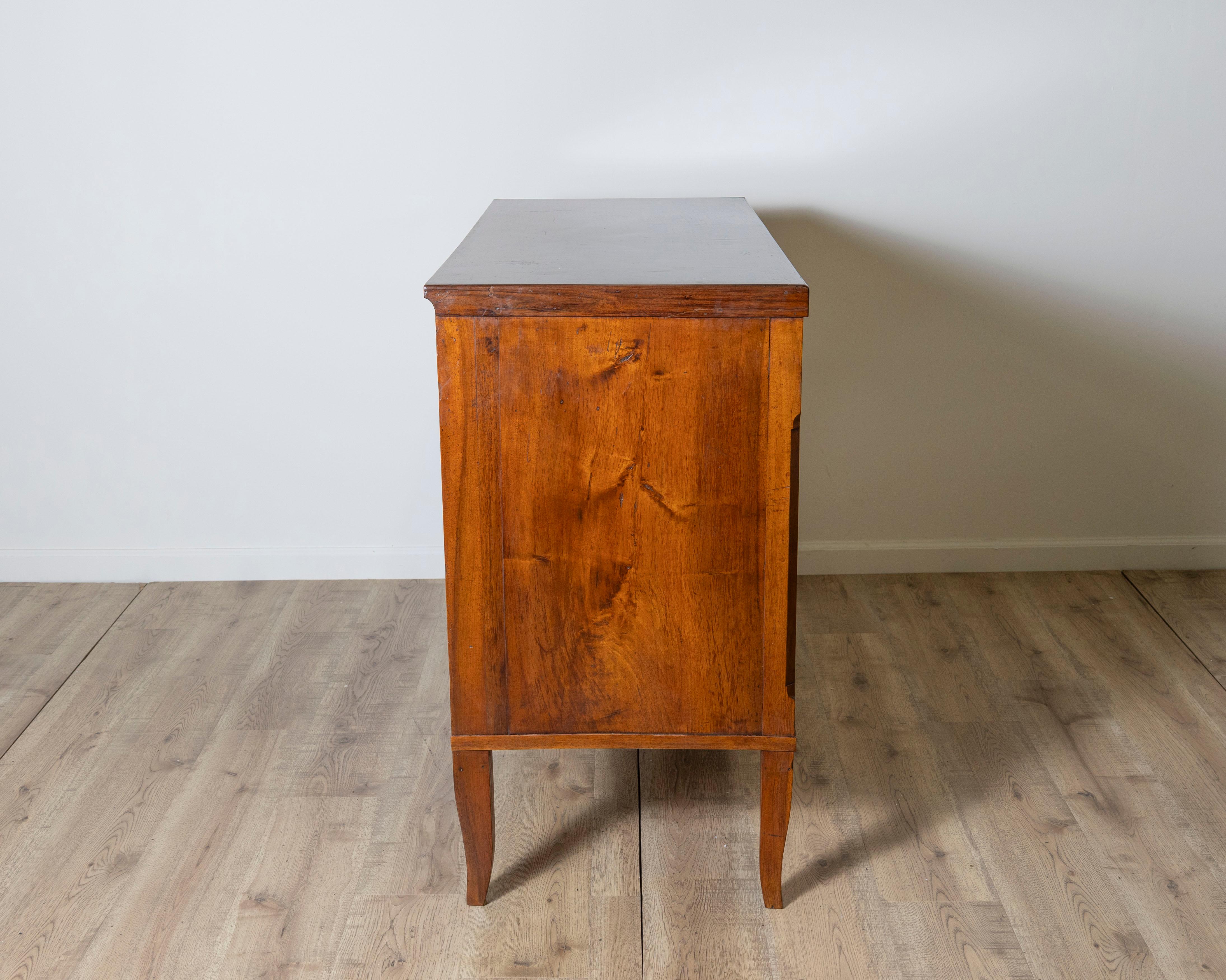 Commode ancienne d'époque Directoire en noyer - Italie 18ème siècle en vente 3