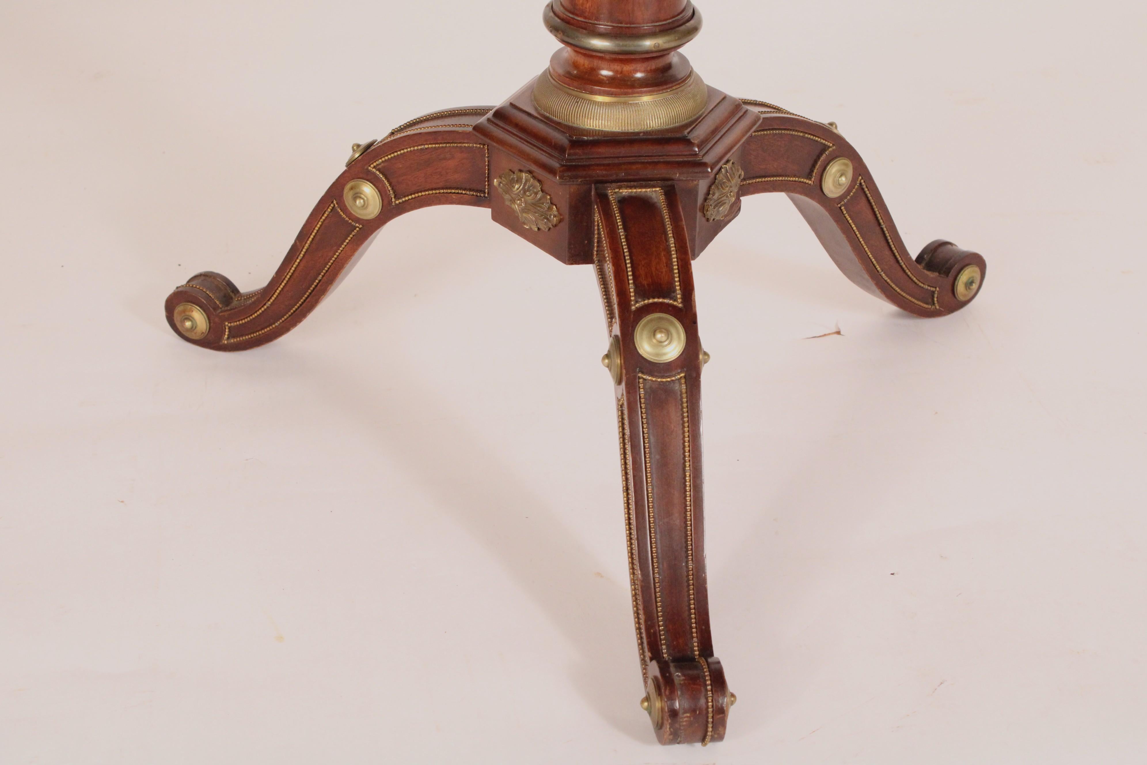 Ottone Gueridon antico in stile Directoire con montatura in ottone e mogano in vendita