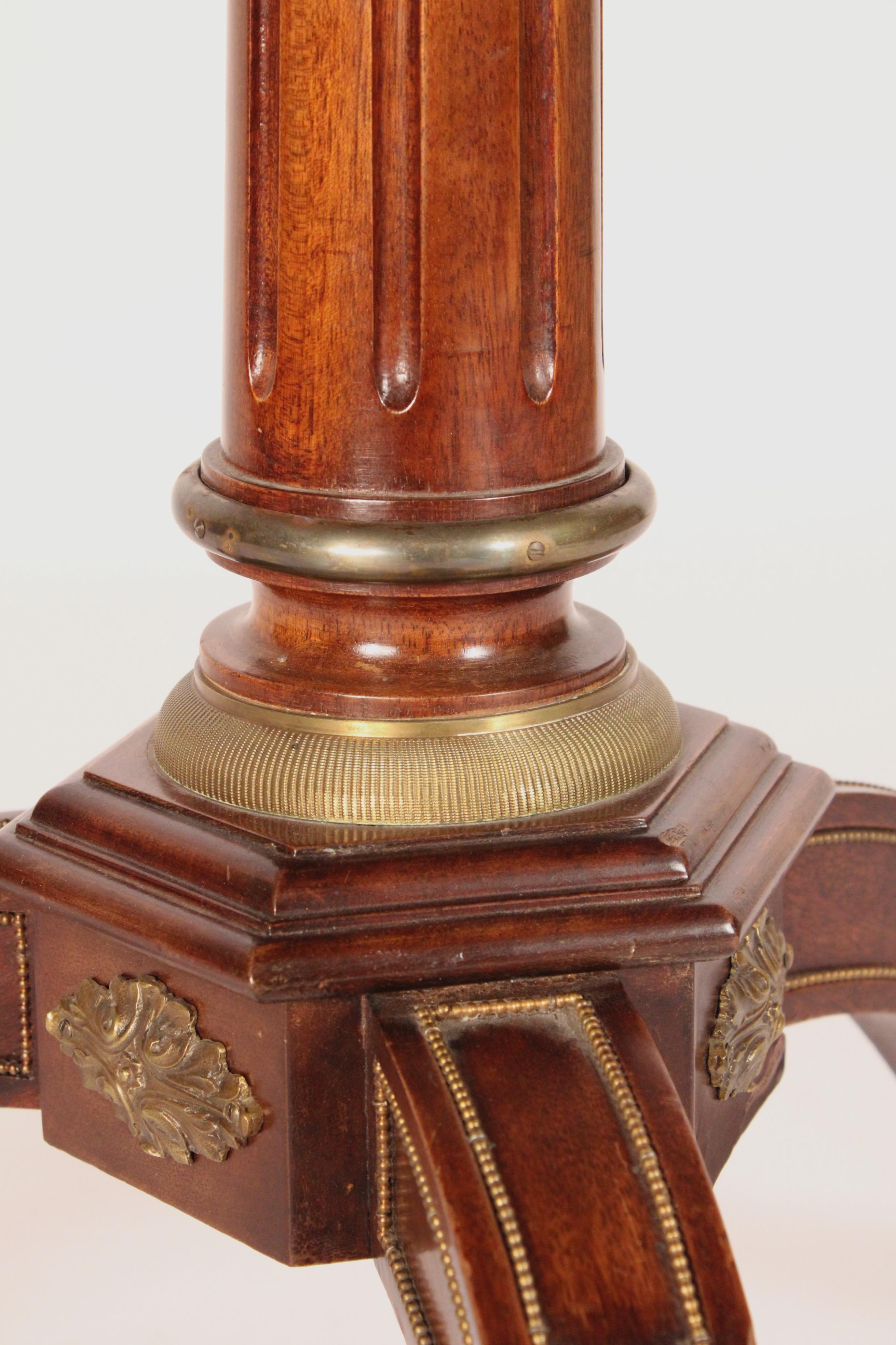 Gueridon antico in stile Directoire con montatura in ottone e mogano in vendita 1