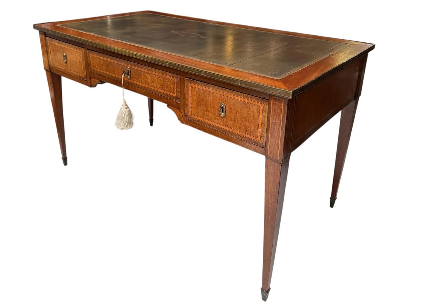 Antike Directoire Stil Bronze montiert Leder oben Schreibtisch Schreibtisch (Französisch) im Angebot
