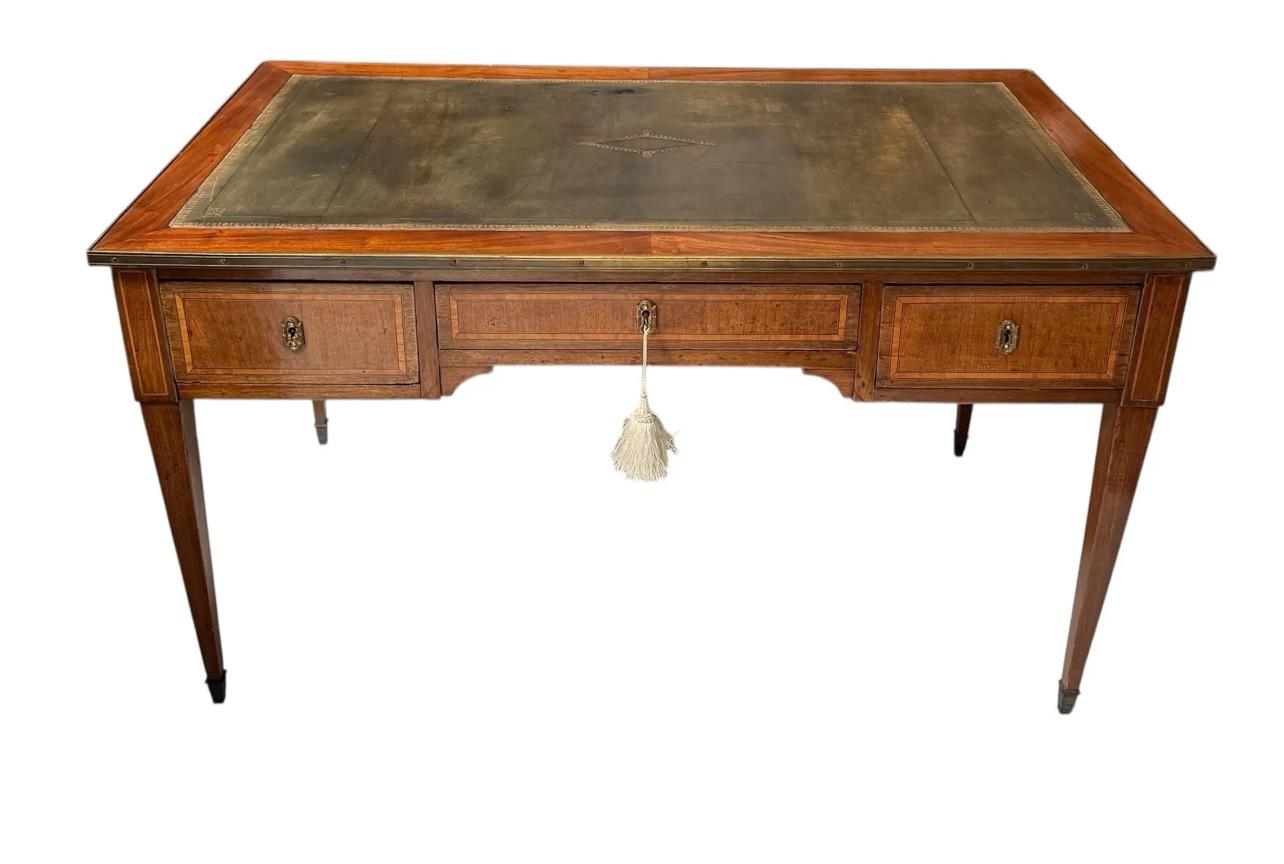 Antike Directoire Stil Bronze montiert Leder oben Schreibtisch Schreibtisch im Zustand „Gut“ im Angebot in LOS ANGELES, CA
