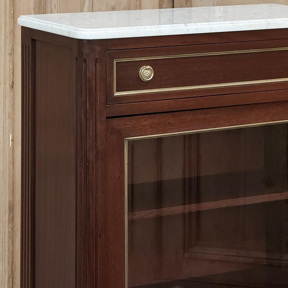 Antique Directoire Style Mahogany Petite Vitrine with Carrara Marble Bon état - En vente à Dallas, TX