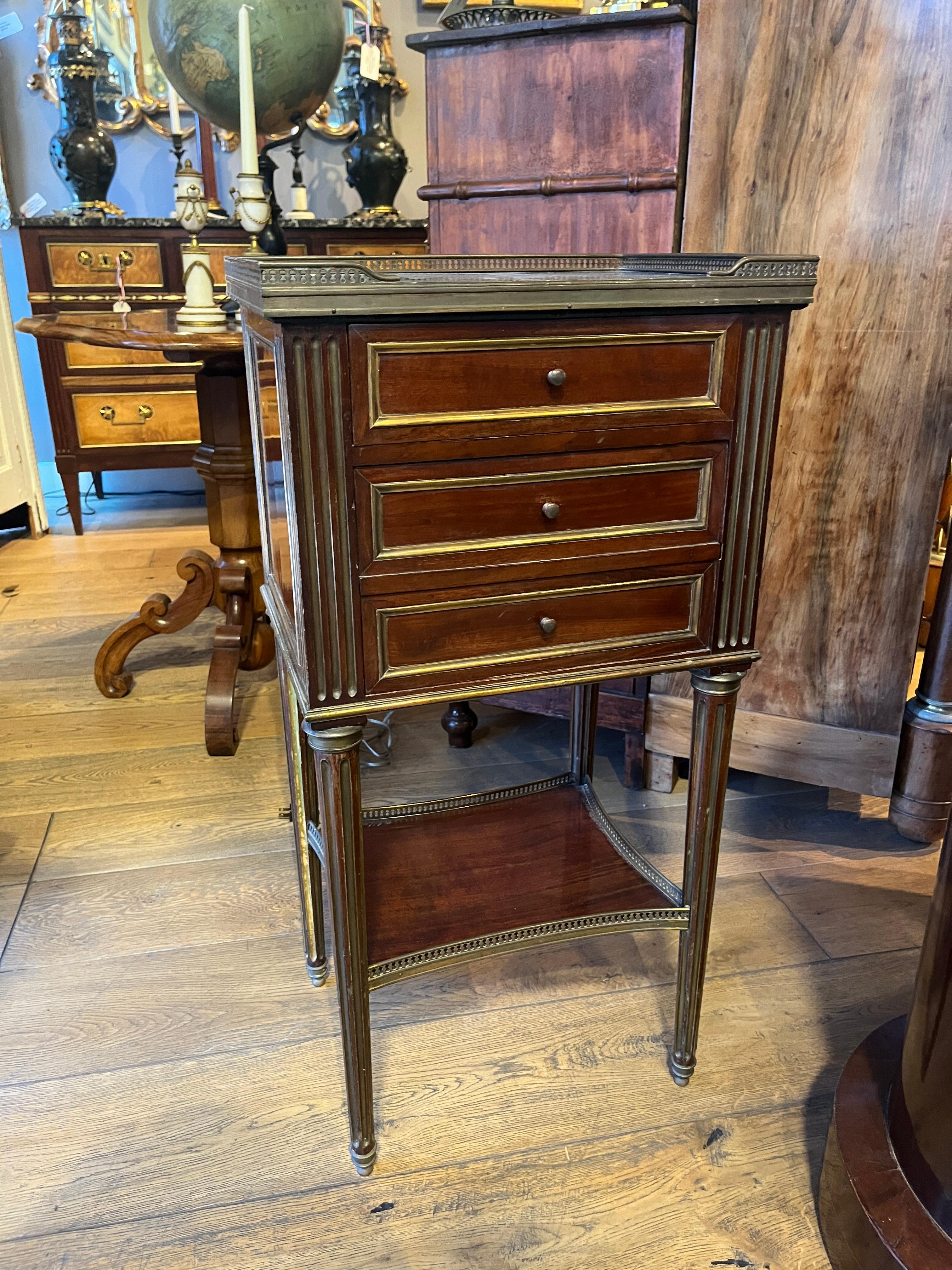 Table de nuit antique de style Directoire avec revêtement en marbre. Belle pièce achetée en France. Le plateau en marbre présente de légères rayures. Usure appropriée à l'âge. Envoyez-nous un message si vous avez des questions. 