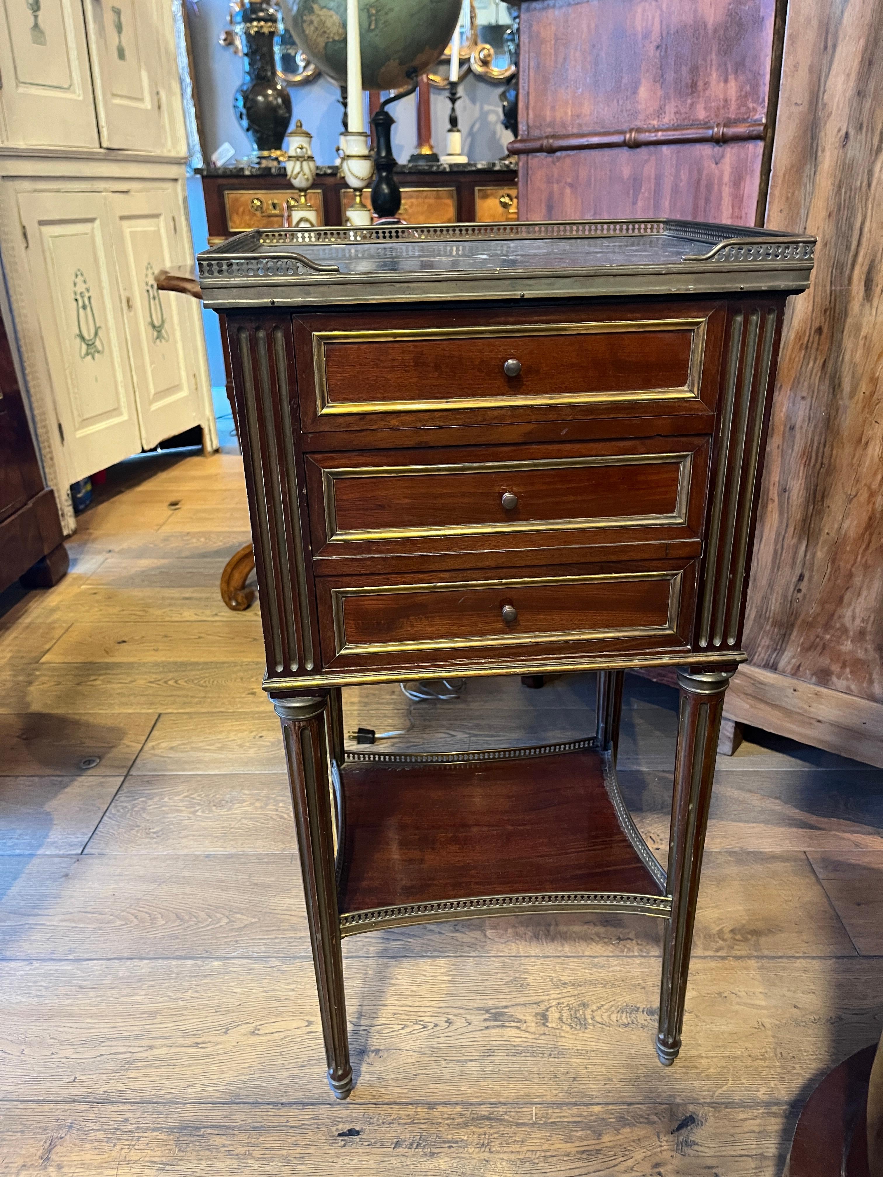 Français Table de nuit ancienne de style Directoire avec doublure en marbre en vente