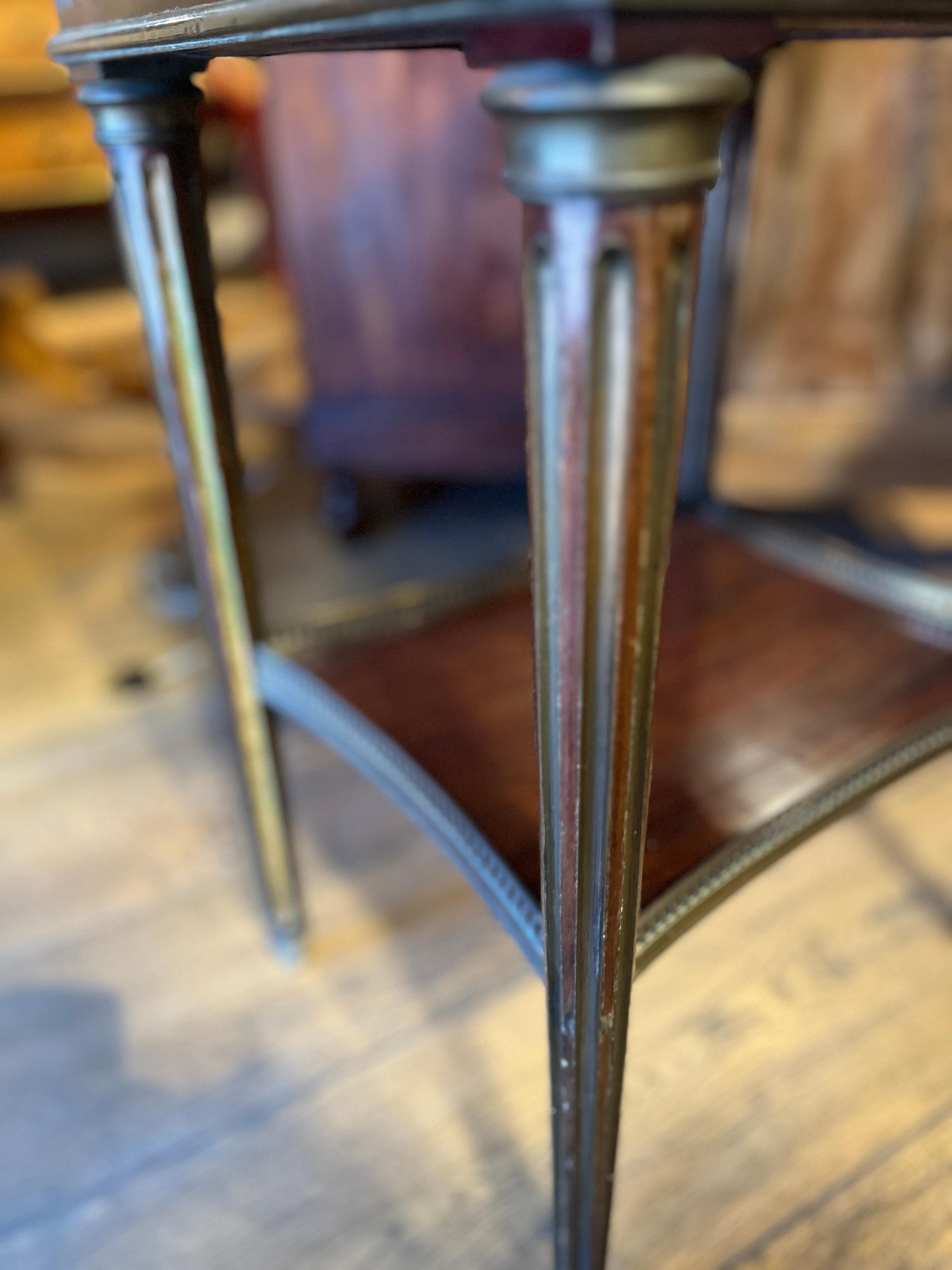 Table de nuit ancienne de style Directoire avec doublure en marbre Bon état - En vente à Scottsdale, AZ