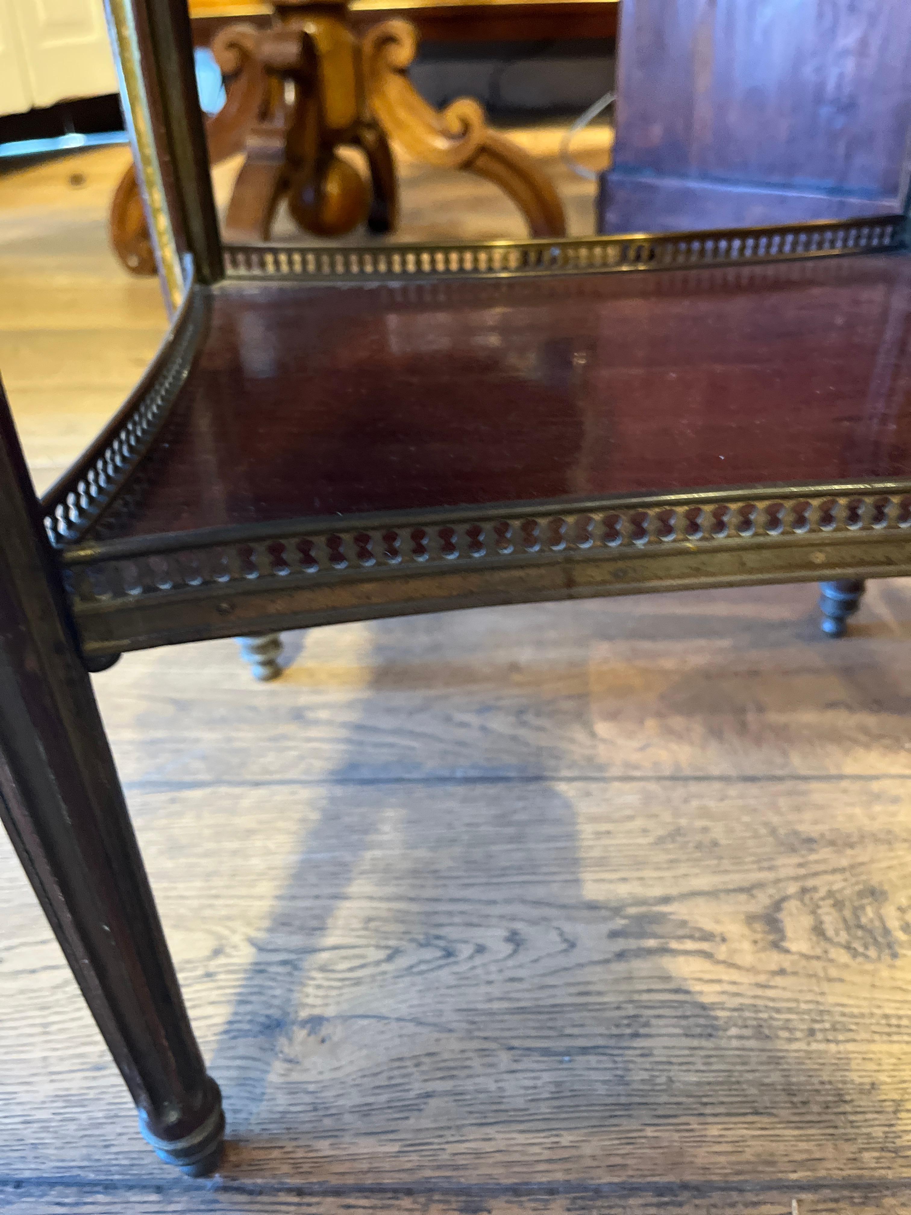 XIXe siècle Table de nuit ancienne de style Directoire avec doublure en marbre en vente