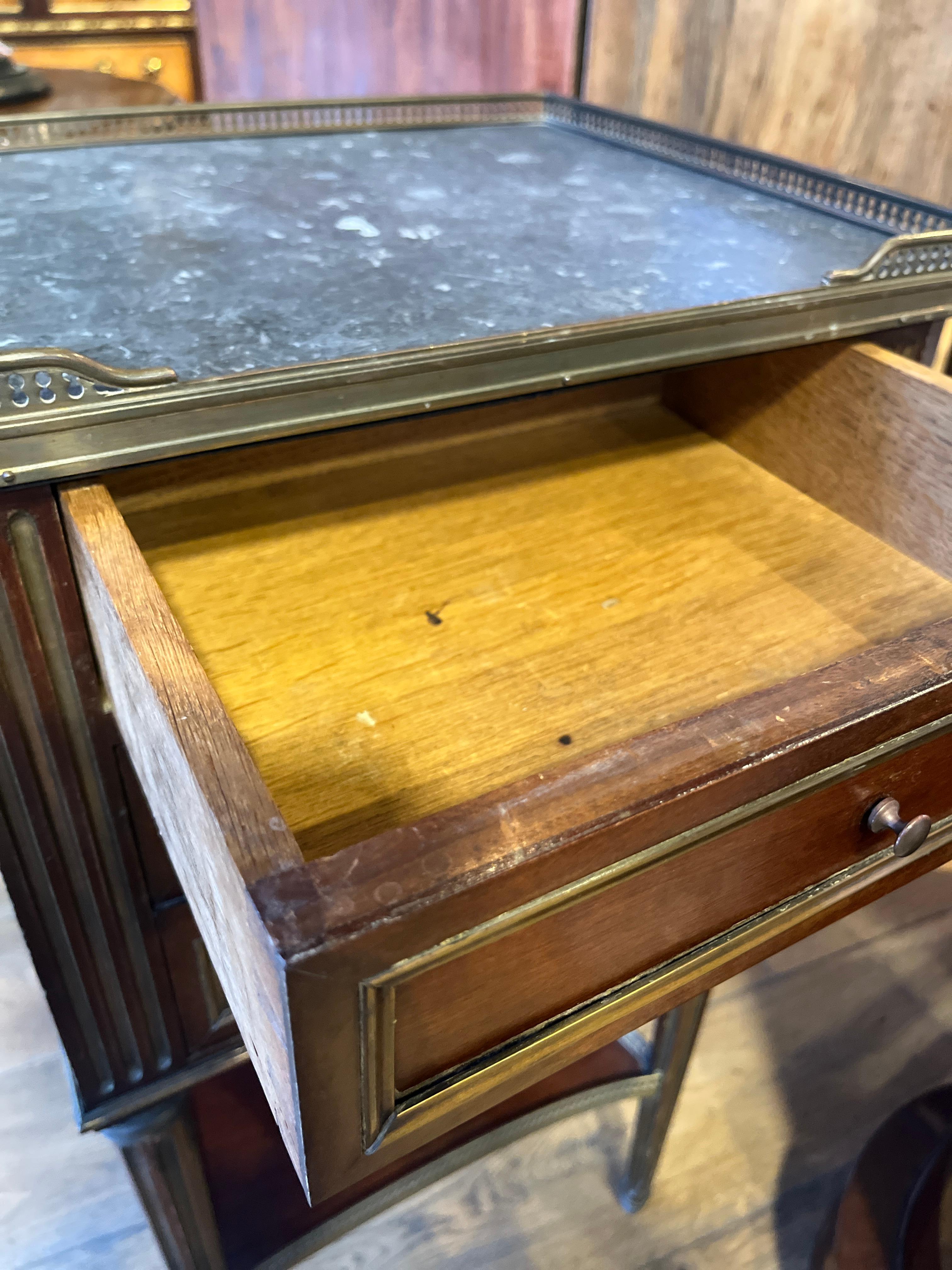Marbre Table de nuit ancienne de style Directoire avec doublure en marbre en vente