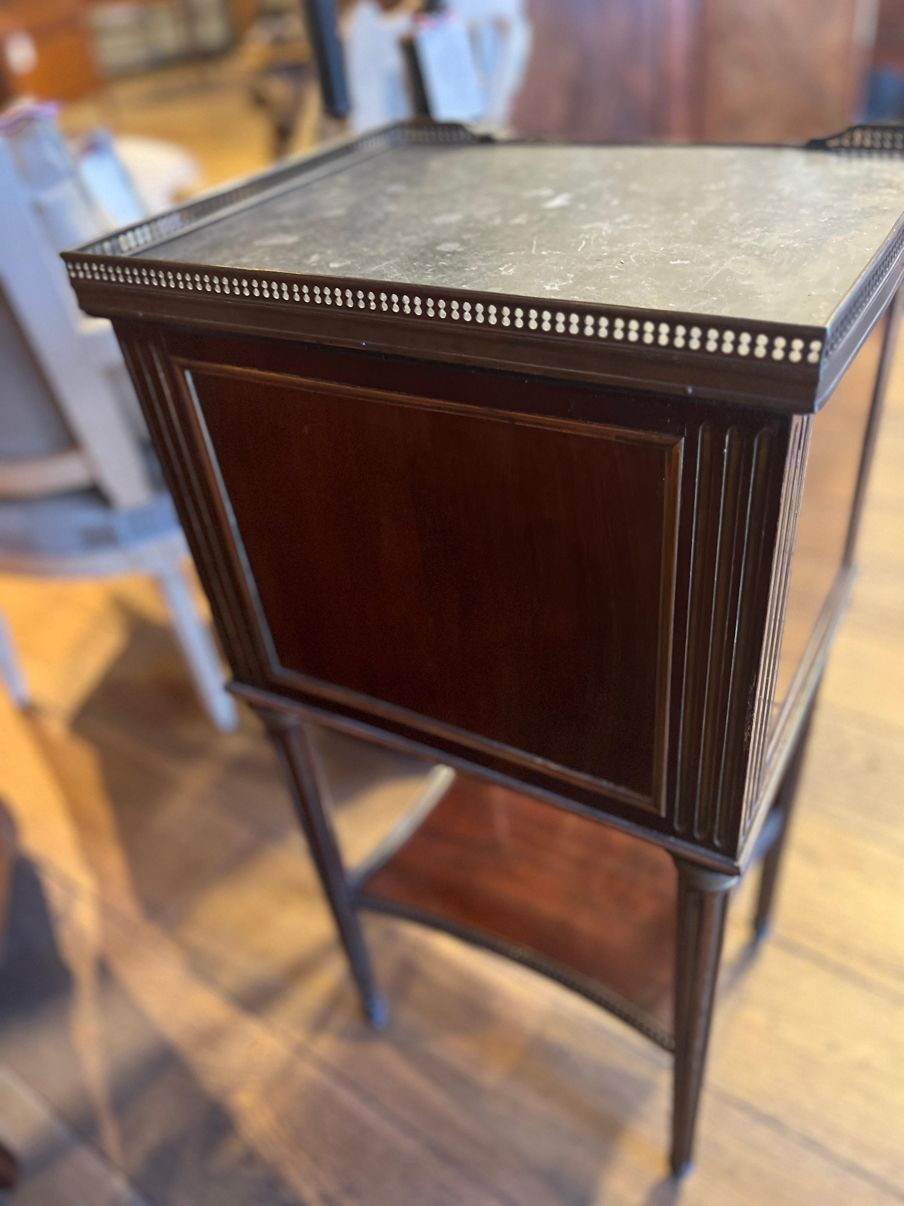 Table de nuit ancienne de style Directoire avec doublure en marbre en vente 3