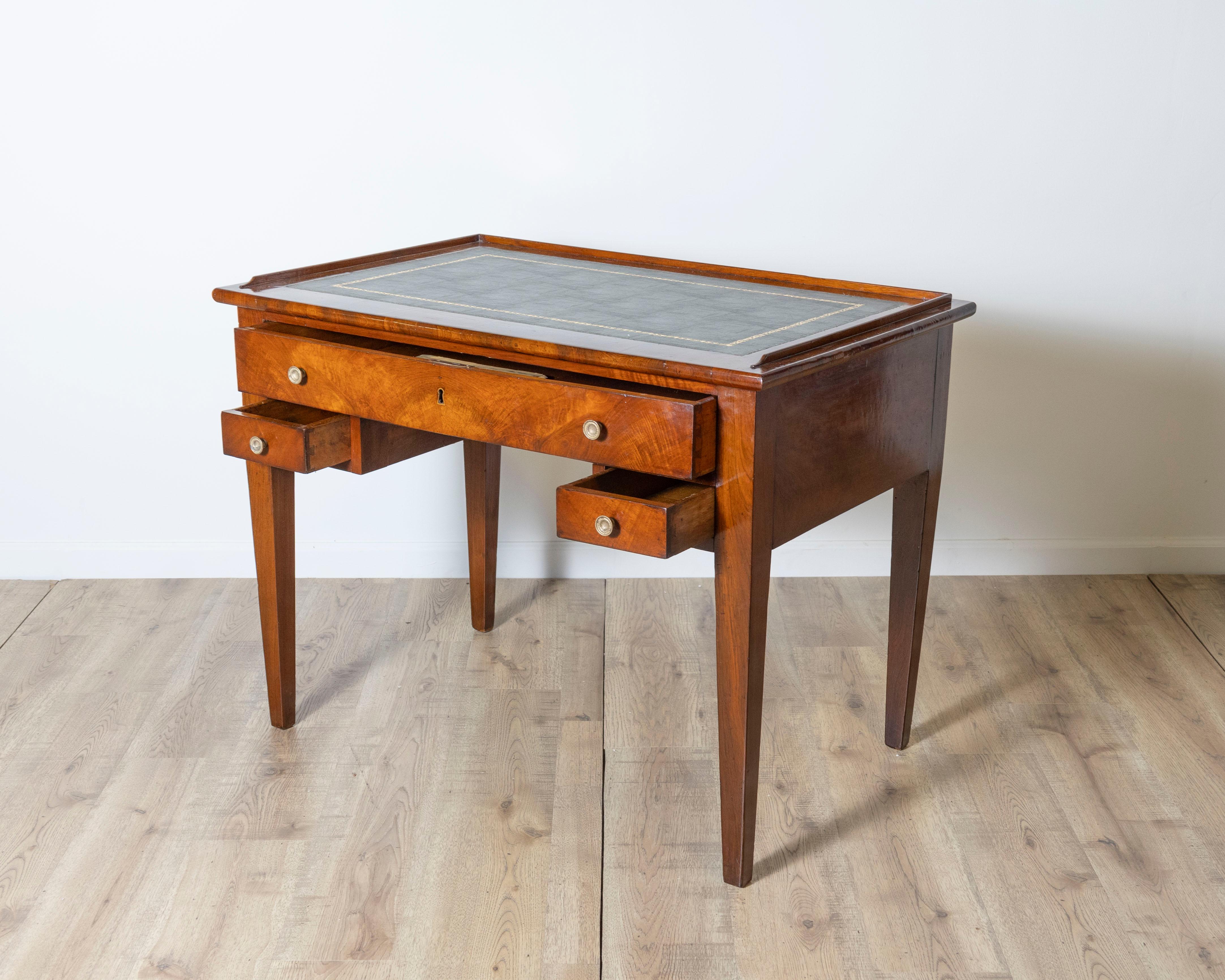 Antique Directoire Table Writing Desk In Walnut - Italy 19th In Good Condition For Sale In Atlanta, GA